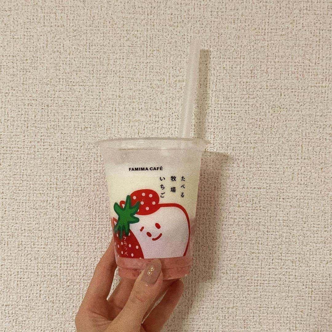 ひこ乃さんのインスタグラム写真 - (ひこ乃Instagram)「🍓⠀ ⠀ 最近暑いからファミマのこれが好き🤍 コンビニでそのままフォーム入れておうちで ほどよく溶ける🍓⠀ ⠀ 金曜日お疲れ様でしたっ🤍⠀ ⠀  #たべる牧場いちご#コンビニスイーツ#디저트#디저트그램」7月3日 20時07分 - hikono0909