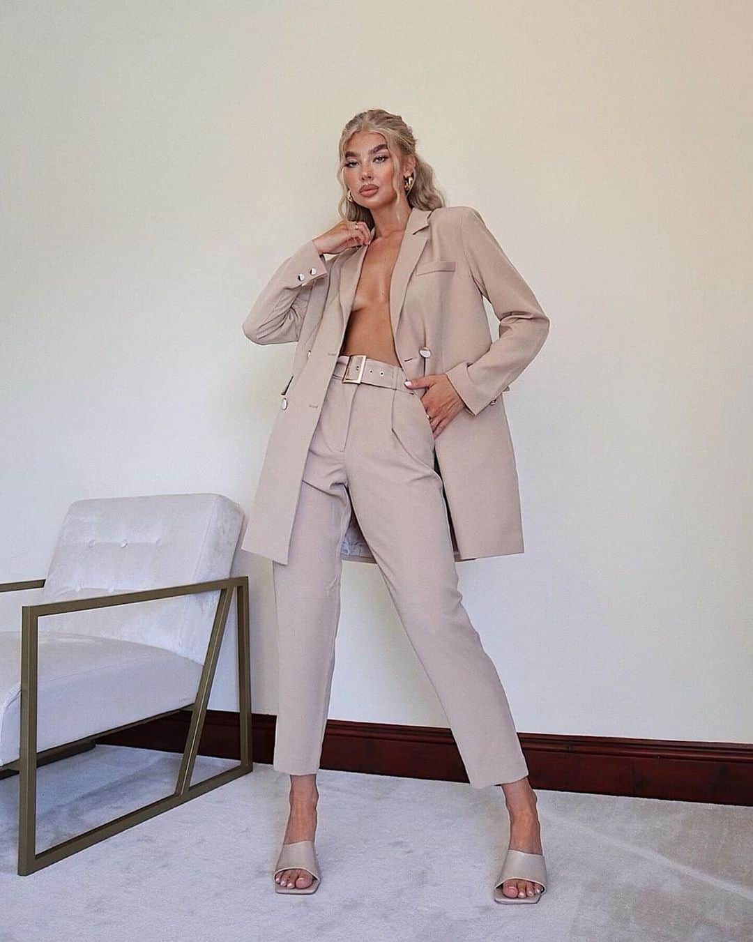 SHEINさんのインスタグラム写真 - (SHEINInstagram)「All for a suit situation. 👜 @jesshunt2 Shop 'SHEIN Premium Notched Collar Double Breasted Blazer & Belted Tailored Pants Set' link in bio. ID:1073575 #SHEIN #SHEINgals #SHEINstyle #SHEINss2020 #SHEINsummerfun #blazer #pants」7月3日 20時16分 - sheinofficial