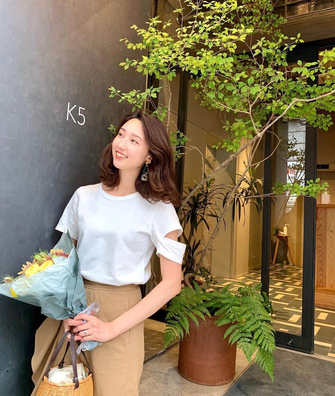 松原汐織のインスタグラム：「#happyfriday  @aya_matsuyama_official ちゃんと７月１日にオープンした @ease_tokyo へ🍰🍪🧁🥐 ・ ベースとなっている果実や素材の旨味がしっかりと伝わり、お酒にも合うであろう上品な甘さ。見た目も美しく、幸せな気持ちになれるケーキ✨ パティシエの方々が作業している所が見えるイートインスペースで、２つペロッといただいちゃいました😋(2、3枚目📸) ・ 亜耶ちゃんと色々なお話をして楽しい時間を過ごせました。 お友達と会える機会が減っている分、会えた時の嬉しさは倍増しますね❤️ お誕生日もお祝いしてもらい、とても幸せな１日でした🥰💐 ・ #OOTD #coordinate  T shirt and skirt / @inscrire_official #inscrire」