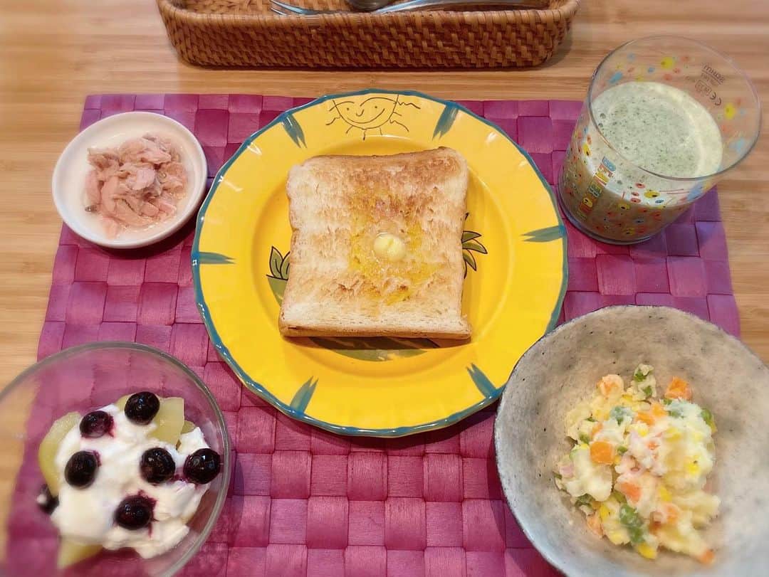喜国雅彦＆国樹由香さんのインスタグラム写真 - (喜国雅彦＆国樹由香Instagram)「こんな時間にランチの画像。冷蔵庫お片付けメニュー続いてます。いとこにもらった美味しいパン、ポテトサラダ、ツナマヨ、ブルーベリーとキウイのヨーグルト、ホウレンソウとバナナとミルクのスムージー。デザートは頂き物の美味しいサクランボ（由）   #foodstagram #foodie #yummy #lunch #lunchtime #cherry #tokyo #japan #旧宅の冷蔵庫 #お別れが近付いてきた #中身をカラにして #ぴかぴかにしてサヨナラするからね #18年間ありがとう」7月3日 20時10分 - kunikikuni