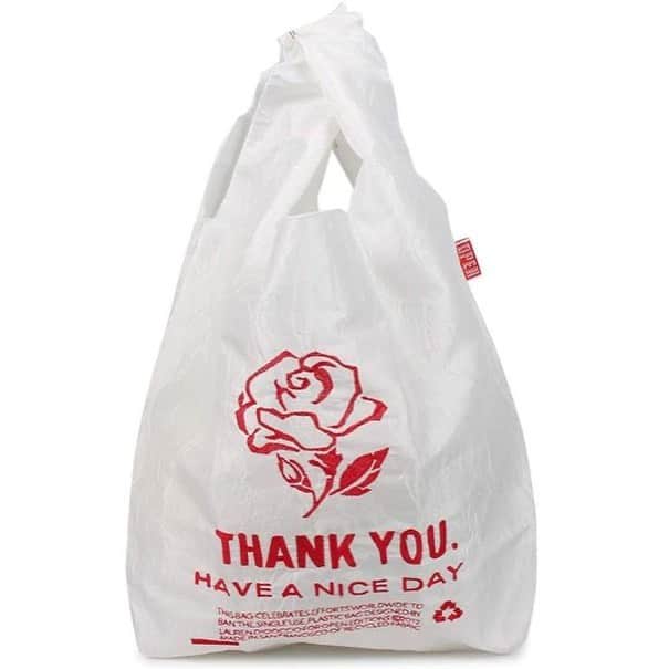 Harper's BAZAAR Japanさんのインスタグラム写真 - (Harper's BAZAAR JapanInstagram)「賢くおしゃれにショッピング！　気分を盛り上げるエコバッグ5選﻿ ﻿ 2月からニューヨーク州ではビニール袋の使用を禁止、また日本では7月から全国の小売店でプラスチック製のレジ袋が有料化されている。これらに加えて、ラグジュアリーブランドの環境への取り組みを見ていると、消費者である私たちももっとエコに対する意識を高めていかなくては…！そこで、実用性はもちろん、ECサイトで手に入る見た目もかわいいエコバッグを紹介。エシカルなショッピングを楽しみたい人はぜひチェックしてみて。﻿ ﻿ 1. Thank You Tote﻿ アメリカのスーパーやマーケットなどで配られるビニール袋をモチーフにしたポリエステル素材のバッグ。ポップなグラフィックが刺繍で表現されている。﻿ ﻿ 2. L.L.Bean﻿ クロエ・セヴィニー（Chloë Sevigny）も愛用しているエルエルビーンのトートバッグ。大容量で丈夫だから、スタイリストからも絶大な支持を得ている優れもの。﻿ ﻿ 3. Key Stone﻿ 買ったフルーツや野菜などをフィッシュネットバッグからあえて見せて、パリジェンヌのように街を闊歩しよう。手持ちのバッグに忍ばせられるほどコンパクト。メッシュデザインが涼しげで、ビーチでも重宝しそう！﻿ ﻿ 4. Susan Bijl﻿ オランダ発のエコバッグブランド、スーザン・ベル。豊富なカラーバリエーションに加えて、軽量なのに耐荷重10kg以上という万能アイテム。﻿ ﻿ 5. Hay﻿ ロゴが大胆にあしらわれたストライプ柄のエコバッグは、Hayらしいキャッチーな色合いで持つたびにウキウキしそうなデザイン。持ち手が幅広で肩にかけやすいのも〇。﻿ ﻿ ﻿ #エコバッグ #エコバッグ持参 #ビニール袋有料 #ビニール袋有料化 #ビニール袋有料化に備えて #エルエルビーン #エルエルビーントート #エルエルビーントートバッグ #サステナブル #サステナブルライフ #サスティナブルな暮らし #エシカル #エシカルライフ #エシカルな暮らし #ハーパーズバザー #thankyoutote #susanbijl #keystone #haydesign #llbean #llbeantote #reasonablebag #harpersbazaar #harpersbazaarjapan」7月3日 20時10分 - harpersbazaarjapan