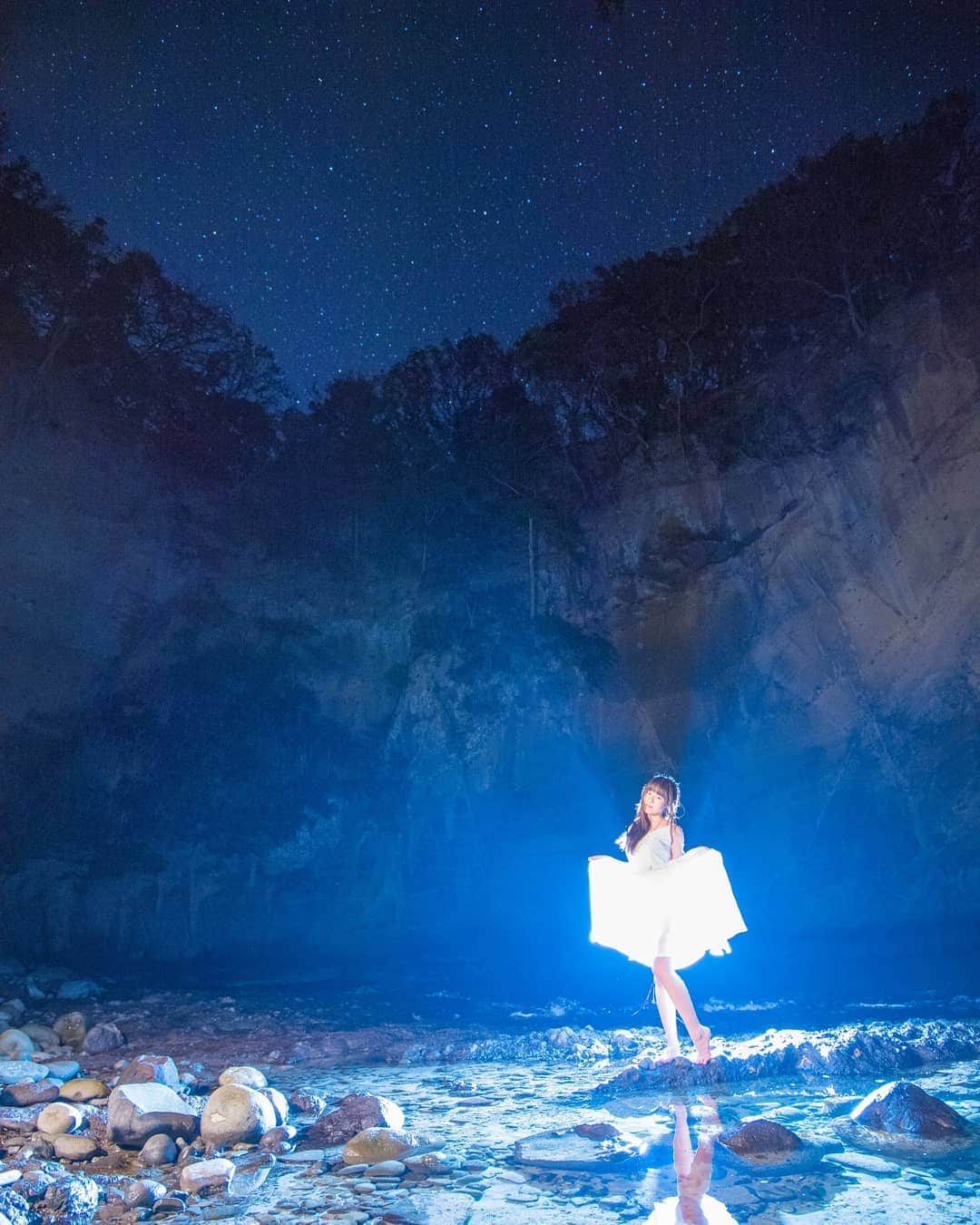 高橋さくらのインスタグラム：「* * 雲が明ければ 君は飛び立つ  だから、  空はみないで * *  お腹空いた  #星空 #星 #白 #ウェディング #ドレス #海 #光 #ストロビスト #青 #夏 #splus_cameraclub  #ポートレート #モデル #カメラマン #かずさん写真部」