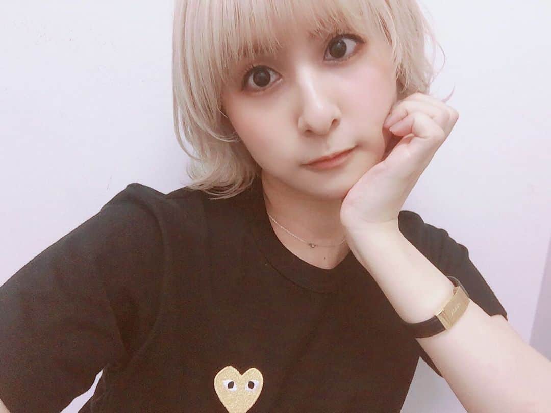 吉田有里のインスタグラム：「🖤BLACK✖️GOLD💛  #よしだふく #ootd #fashion #playcommedesgarcons」