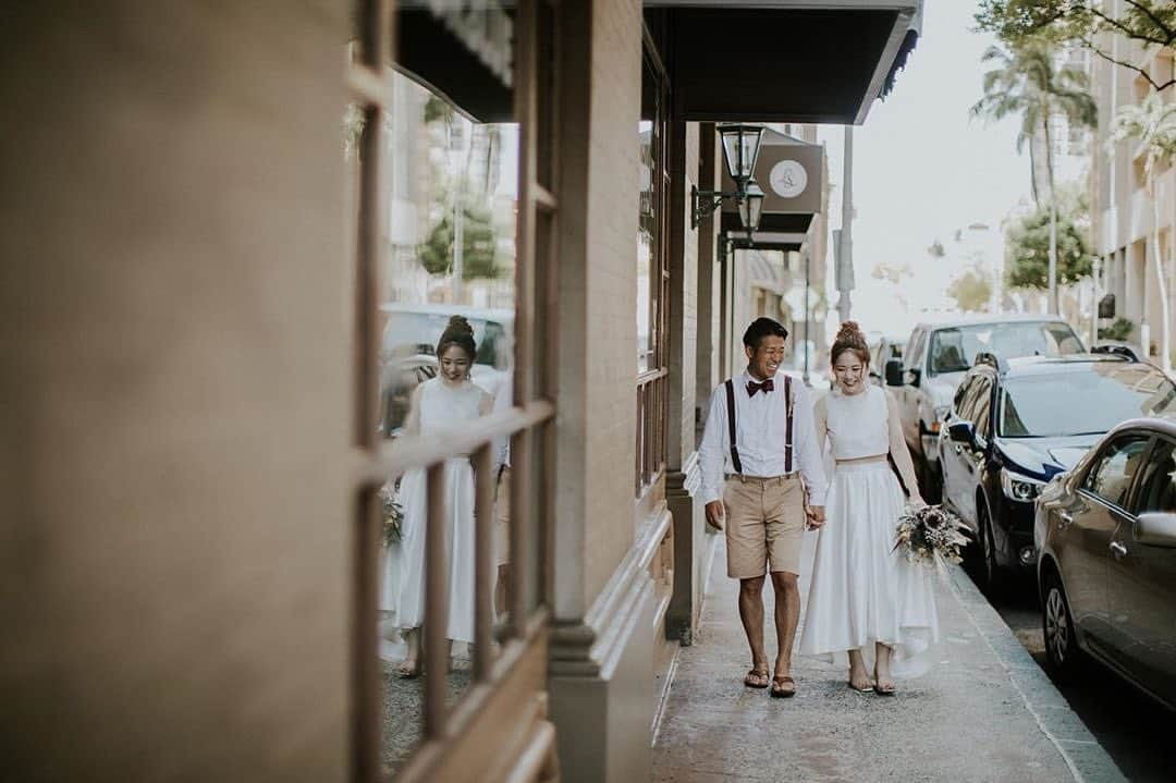 25ans Wedding 公式 Bridesさんのインスタグラム写真 - (25ans Wedding 公式 BridesInstagram)「昨日に引き続き、Risaさんのフォトをリポスト🌺 くるぶしが見えるスカートの丈感や、涼しげなアップヘアなど、ハワイのダウンタウンに溶け込むナチュラルなスタイリングが素敵です✨」7月3日 20時19分 - 25answeddingbrides