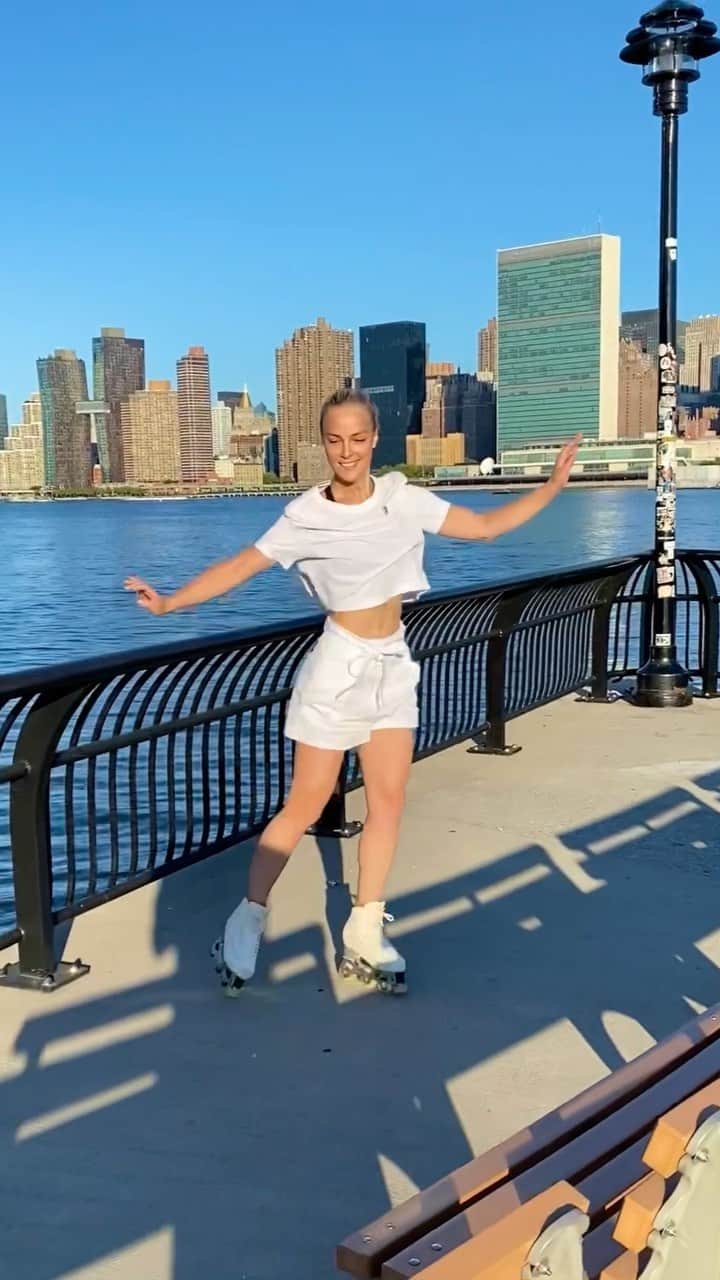 キーラ・コルピのインスタグラム：「We filmed this yesterday morning with @arthurborges, just a few blocks from where we live in Long Island City ❤️  As you might have noticed, I absolutely LOVE skating to Lady Gaga’s music. I find this song ”Hair” particularly prayerful...  “I just wanna be myself And I want you to love me for who I am ... I've had enough, this is my prayer That I'll die livin' just as free as my hair”」