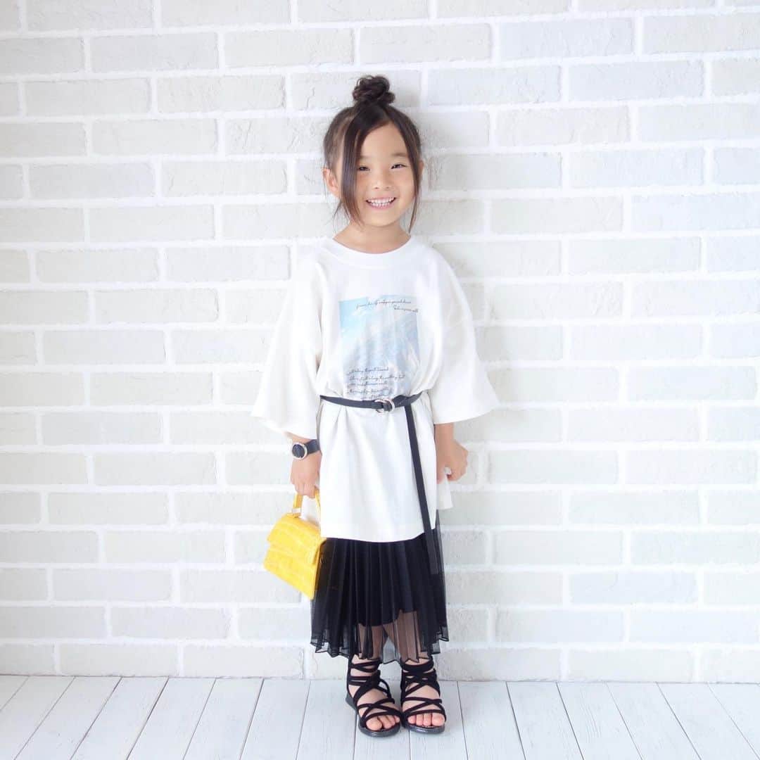 Saraさんのインスタグラム写真 - (SaraInstagram)「. coordinate♡ . フォトTを大人っぽく🌴 . ビッグシルエットなので ウエストマークでメリハリを✌️ . きょうのブログは、 大人も子どもも使える シャツの着まわしについて💓 . プロフィール画面の リンクからミテネ🔍 . #ootd #kids #kids_japan #kids_japan_ootd #kjp_ootd #kidsfahion #kidscode #kidsootd #kidswear #キッズコーデ #キッズファッション #インスタキッズ #フォトt #プリーツスカート #jeanasis #coen #ライブドアインスタブロガー」7月3日 20時24分 - sarasara718