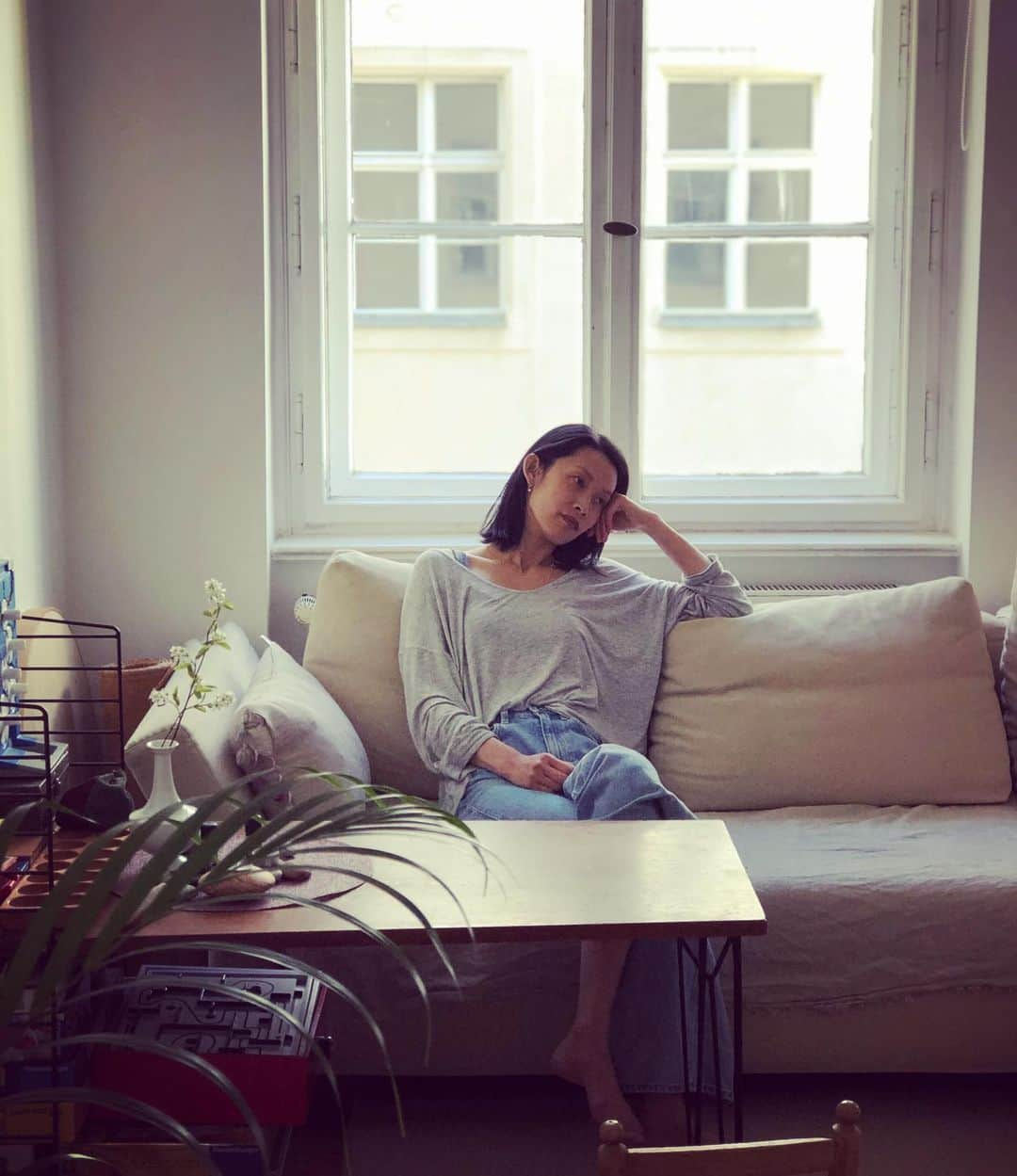 日登美さんのインスタグラム写真 - (日登美Instagram)「Candid photo by my daughter 😳😂 Do nothing... mama is tired🥱  なーんもしたくない。 そんな日もある。 そしたら隠し撮りされていた。と言う話😅 多分今日の夕飯どうしよっかなー的なこと考えていたと思われます😂  #momistired #donothing #relaxed #athome #お疲れ様 #たまには何もしないで #いいじゃん #でも #撮られてた #ママライフ #ベルリン」7月3日 20時25分 - hitomihigashi_b