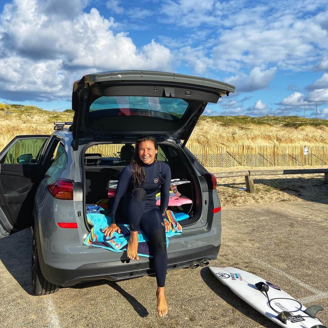 ジョアン・ディファイさんのインスタグラム写真 - (ジョアン・ディファイInstagram)「Sun bathing post morning surf 🏄🏽‍♀️🌞// Petit bain de soleil après un surf matinale  @hyundaifrance  #training #sunbathing #beachday #summervibes #hyundaimoments」7月4日 1時51分 - johannedefay