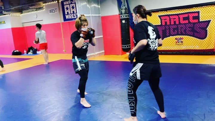 のインスタグラム：「AACC  MMA HQ AACC大森大人クラスは、月火水木金土の週6 20:30〜22:00、プロからビギナーまで楽しく激しく行なっています☝🏻 見学体験できるので、ご興味ある方は是非一度大森駅前のGOLD'SGYMサウス東京アネックスに遊びに来てください😊  AACC MMA HQ in GOLD'SGYM South Tokyo Annex. If you want join one time, you can join us!  Please come join AACC!  #aacc #aaccmma #aacc大森 #grappling #catchwrestling #nogi #無料体験できます #aacc楽しいですよー #生徒募集中 #仲間募集中  #aacc女子部 #レスリング #キャッチレスリング #総合格闘技 #女子格闘技 #femalefighter #jiujitsu #柔術 #格闘技やるならAACC #女子MMAならAACC #ココロとカラダを強くする #仲間 #team #何事も基本が大事 #チーム一丸」