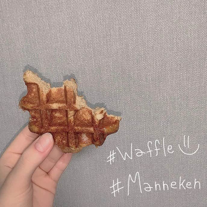 永瀬かこのインスタグラム：「☁*° ・ ・ @manneken_waffle のワッフルを 買ってきてくれたの︎︎☺︎  とっても美味しくて幸せだった୨୧*。 写真のはクリームが乗ってるけど 実際は別の紅茶のシンプルなのを食べた😘」