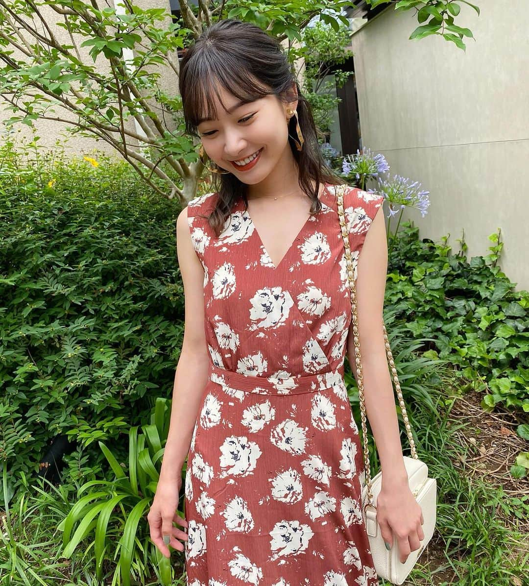 西川瑞希（みずきてぃ）さんのインスタグラム写真 - (西川瑞希（みずきてぃ）Instagram)「人気のカシュクールフラワーワンピース♡こちらはモーヴピンクのカラー//ノースリーブを着ると"夏が来たなぁ〜"って感じるっ☺︎ . @cheriemona_official #cheriemona #onepiece #花柄ワンピース #夏コーデ #ロングワンピース #きれいめカジュアル」7月3日 20時30分 - mizuki_nishikawa_