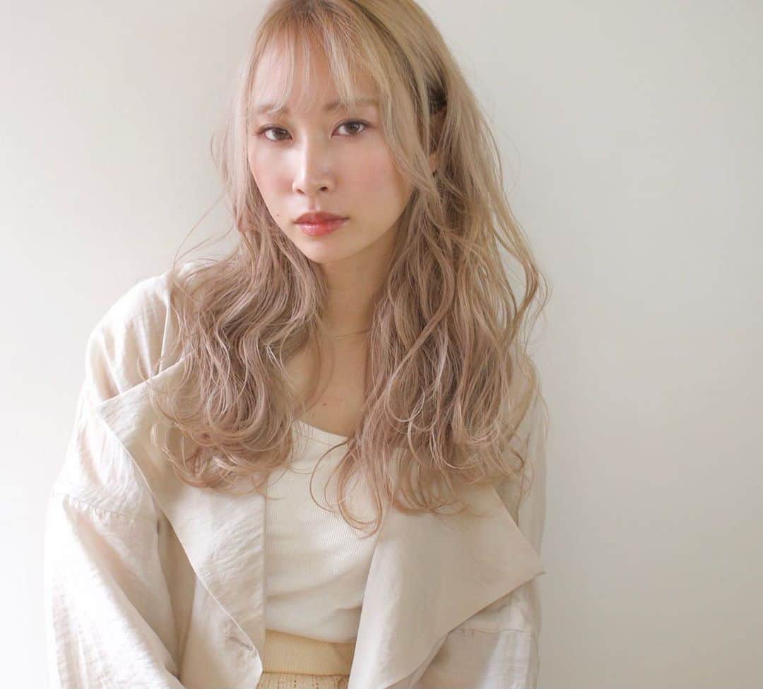 榊原伶奈のインスタグラム：「コロナ明け最初の撮影は中塚さんでした💫 髪色は相変わらずハイトーンです。 それにしても伸びたなー。 切ろうかなーと思ってます。   #ハイトーン　#ハイトーンカラー　#ブロンド　#ホワイトカラー #ホワイトベージュ #サロンモデル #ケアブリーチ #ブリーチ　#外国人風カラー #ロングヘア　#ホワイトブロンド　#サロンモデル募集　#サロンモデル　#ヘアカタログ　#撮影」