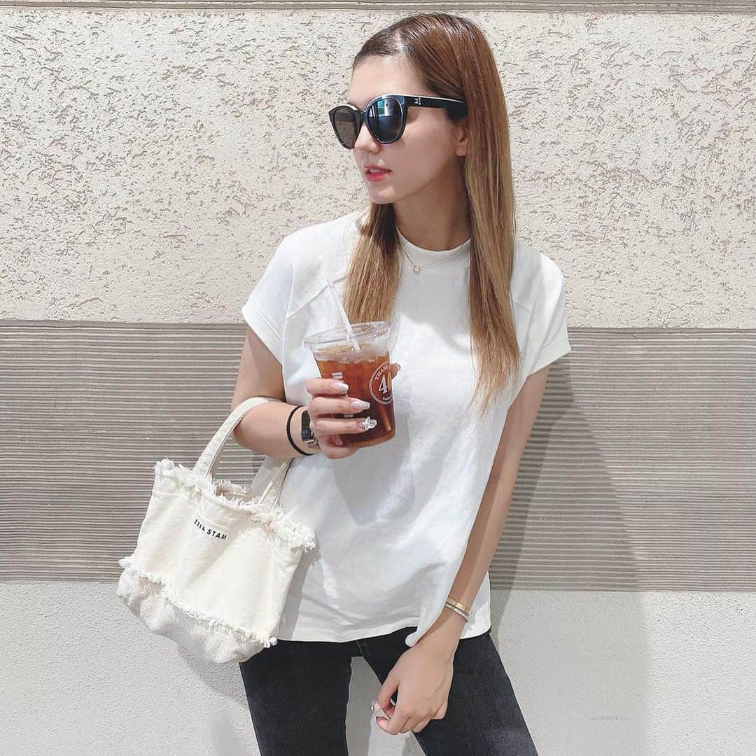 のインスタグラム：「最近のコーデ💕 シンプルなコーデが楽チンでいいよね😍 トップスが @classicalelf_official ので、ゆったりサイズで楽チンでなのと、生地がしっかりしてるから着やすいよ💕✨ 白Tはなんでも合わせやすいから何枚もってても飽きない✌🏻 #さらファッション #クラシカルエルフ #エルフコーデ #クールネックt #CL5015 #zozotown #シンプルコーデ #プチプラコーデ #プチプラ #大人カジュアル #モックネックt」