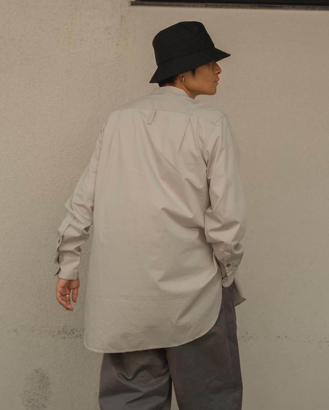 Ryoさんのインスタグラム写真 - (RyoInstagram)「ㅤㅤㅤㅤㅤㅤㅤㅤㅤㅤㅤㅤㅤ スニーカーに合わせてグレーのニュアンスカラーでまとめました！ @studionicholson snjpのHakone Shirtは、着丈が長めのロングシャツ。1枚でも様になるし、ジャケットやアウターと重ねても相性○です！ ㅤㅤㅤㅤㅤㅤㅤㅤㅤㅤㅤㅤㅤㅤㅤㅤㅤㅤ @studionicholson snjp ・Hakone Shirt in Bone  ・Ben Pant in Lead  ㅤㅤㅤㅤㅤㅤㅤㅤㅤㅤㅤㅤㅤ #studionicholson #kijimatakayuki #newbalance327 #newbalance」7月3日 20時44分 - ryo__takashima