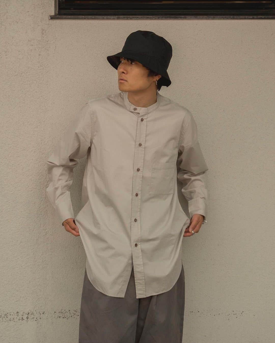 Ryoさんのインスタグラム写真 - (RyoInstagram)「ㅤㅤㅤㅤㅤㅤㅤㅤㅤㅤㅤㅤㅤ スニーカーに合わせてグレーのニュアンスカラーでまとめました！ @studionicholson snjpのHakone Shirtは、着丈が長めのロングシャツ。1枚でも様になるし、ジャケットやアウターと重ねても相性○です！ ㅤㅤㅤㅤㅤㅤㅤㅤㅤㅤㅤㅤㅤㅤㅤㅤㅤㅤ @studionicholson snjp ・Hakone Shirt in Bone  ・Ben Pant in Lead  ㅤㅤㅤㅤㅤㅤㅤㅤㅤㅤㅤㅤㅤ #studionicholson #kijimatakayuki #newbalance327 #newbalance」7月3日 20時44分 - ryo__takashima