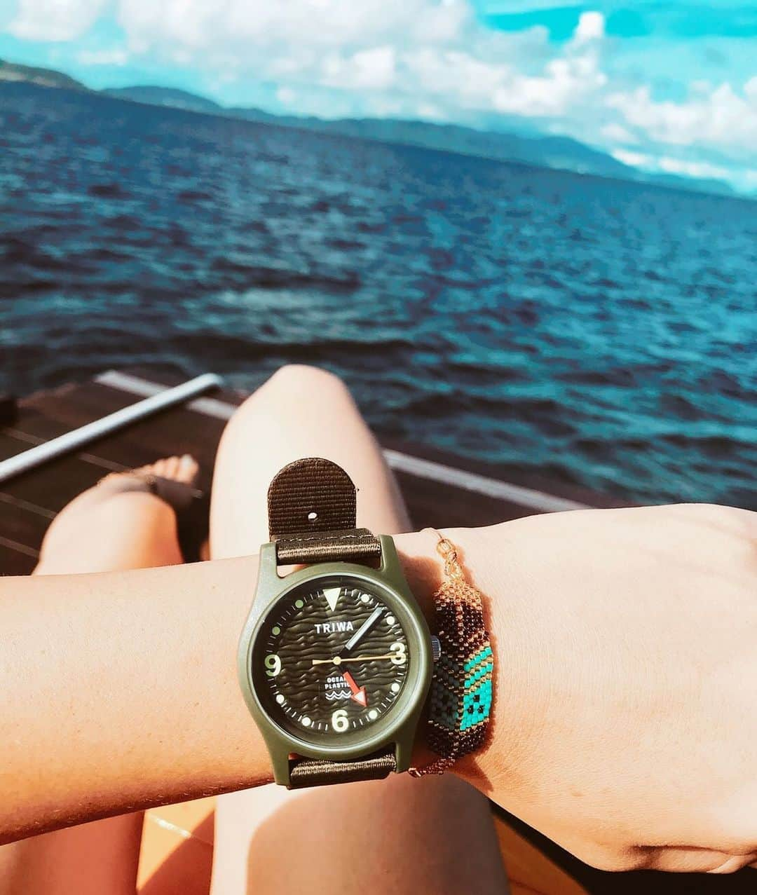 はなざわあさこさんのインスタグラム写真 - (はなざわあさこInstagram)「@triwaasia  TIME FOR OCEANS WATCH⌚️ 海に漂うプラスチックごみをリサイクルして作られた腕時計なの🌎🗑♻️❤ ベルトまで海洋プラスチック🥽🥽🥽 海洋のリサイクルって思うと気持ちも上がるし、可愛いだけじゃなく１０気圧防水🏖🐠☀️ 波を表現した文字盤、大きな時字と秒針、ドーム状のミネラルガラスなど、海らしいディテールに溢れてるの〜🌊👙🏝 今日は船に乗せてもらったからまたお写真載せるねっ😘  #石垣島 #沖縄 #ishigaki #okinawa #リサイクル #海洋プラスチック問題 #triwa #トリワ #TriwaShopTokyo #トリワコーデ #ocean #timeforoceans #reuse #recycle #環境 #プラスチック #environment #oceanplastic」7月3日 20時39分 - asakohanazawa