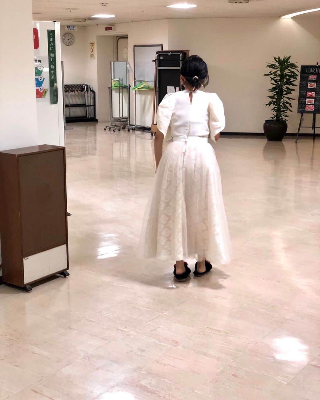 森山愛子のインスタグラム：「うしろ撮られるの巻。  #白ドレス #マネージャーさん撮 #まったく気づかず #伊吹おろし #森山愛子」