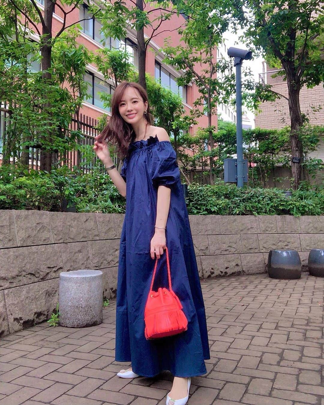 のインスタグラム：「👗　@unik_2018  色んなスタイルに変身するワンピース。 セットのリボンでウエストマークすればよりレディな雰囲気でも着られるし 後ろ前がないので、胸元華やかに見せたい時はフリルを前に シンプルに見せたい時は逆にも着られて色々楽しめるワンピースです😊❣️  #シンプルコーデ#fashion#cord #cordinate #ootd#大人コーデ#大人カジュアル#カジュアルコーデ#コーデ #リゾート#ワンピース#unik#jandmdavidson」