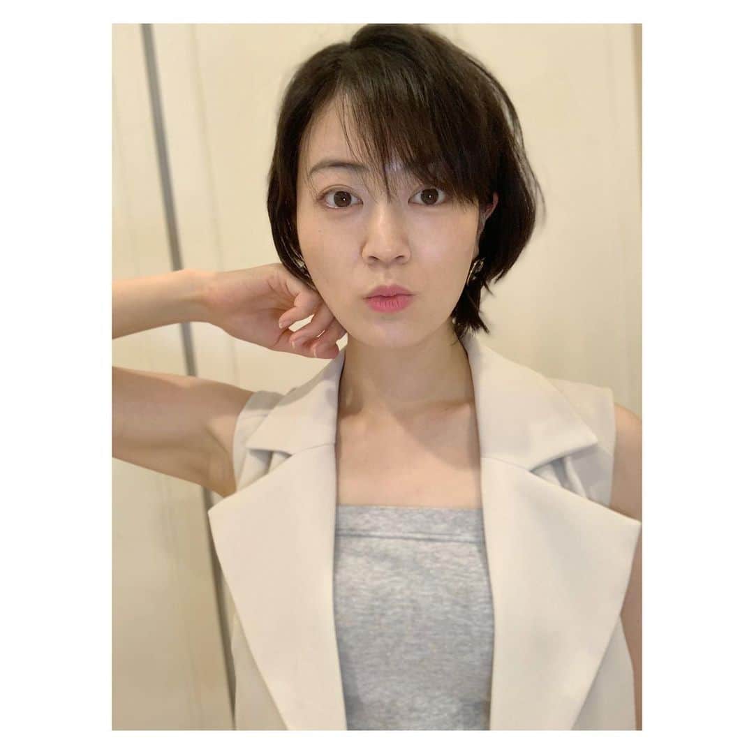 煌月爽矢のインスタグラム：「.﻿ .﻿ 週末快樂〜♡﻿ 我朋友今天教我一個句子﻿ 是“午後雷陣雨”﻿ 原來！！這個就是台灣的天氣！！！﻿ 在日本的話現在一直下雨 有時候整天下雨﻿ 可是在台灣下起大雨來的時候等十分分鐘左右變下毛雨 卻下大雨好像瀑布('ﾛ'('ﾛ'('ﾛ'('ﾛ' )!!!可怕😂﻿ ﻿ ﻿ ﻿ ブログ書きました。﻿ ﻿ ﻿ 髪の毛切ったのは気合い入れなの。﻿ ﻿ #台湾﻿ #台湾生活﻿ #ショートヘア﻿ #何これ秒で乾くやん」