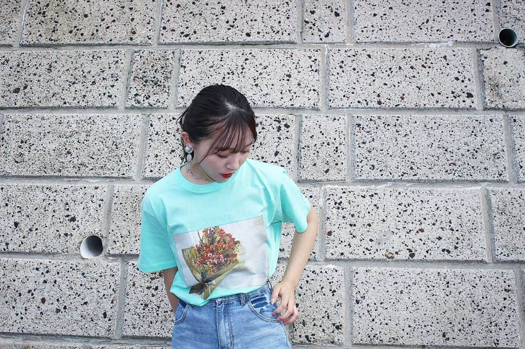 山本彩加さんのインスタグラム写真 - (山本彩加Instagram)「Tシャツのデザインをしました☺︎﻿ ﻿ ﻿ みんなにもプレゼントしちゃいますっ！！﻿ ﻿ seventeen8月号の﻿ 読者アンケートを送ってね💓﻿ ﻿ 毎月送ってくれてる方もいて、﻿ 画像とかも加工して送ってきてくれる方、﻿本当にありがとうございます☺️🌷﻿ ﻿ みんなからのコメントに励まされたり﻿ 自信をもつことができたりしています！！！！﻿ ﻿ DMとかも読ませていただいてます☺︎﻿ ﻿ ﻿ ﻿ ﻿ #seventeen」7月3日 20時45分 - ayaka48_yanyan