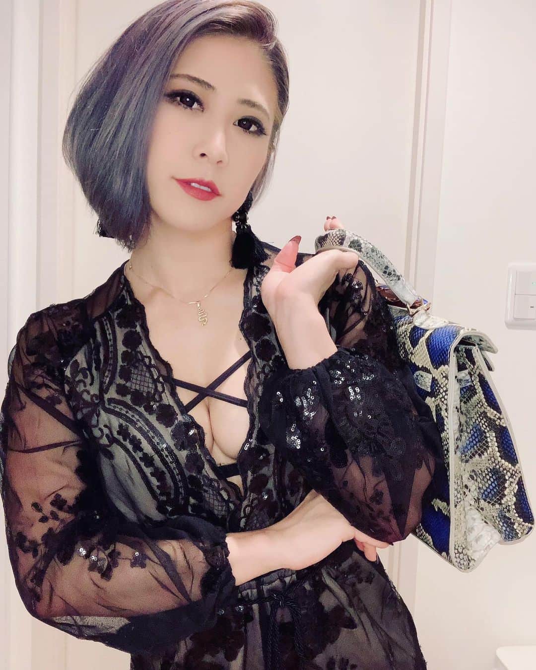 Kumiのインスタグラム：「. このPythonバッグ まだ撮影以外で使ったことないw . . . #バーレスク東京 #スーパーバーレスク東京 #burlesque #burlesquetokyo #インスタ映え #自撮り #selfie #poledancer #burlesquedancer #ポールダンサー　#ショーガール　#showgirl #海外からセレブファッション #fashion #fashionista #fashiongram #fashionstyle」