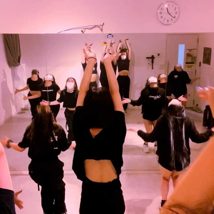 Asuka Fujimoriのインスタグラム：「💗🆕🎥 AG Video 🎥🆕💗 - 🖤🎀How You Like That🎀🖤 @blackpinkofficial  - 朝10時半からぶらっくぴんくした🎀💦 朝からみんなごめんね🦋💦 足踏み踏みさやっぱかっこよくやるの無理ある😉 - @sae12rapunzel19 @hyr__0425  @hagiwarasae @_tokumiyu_  @miku_hennessy @miyu___419  @mana._.manny @miduki_zumi26  - #howyoulikethat  #blackpink」
