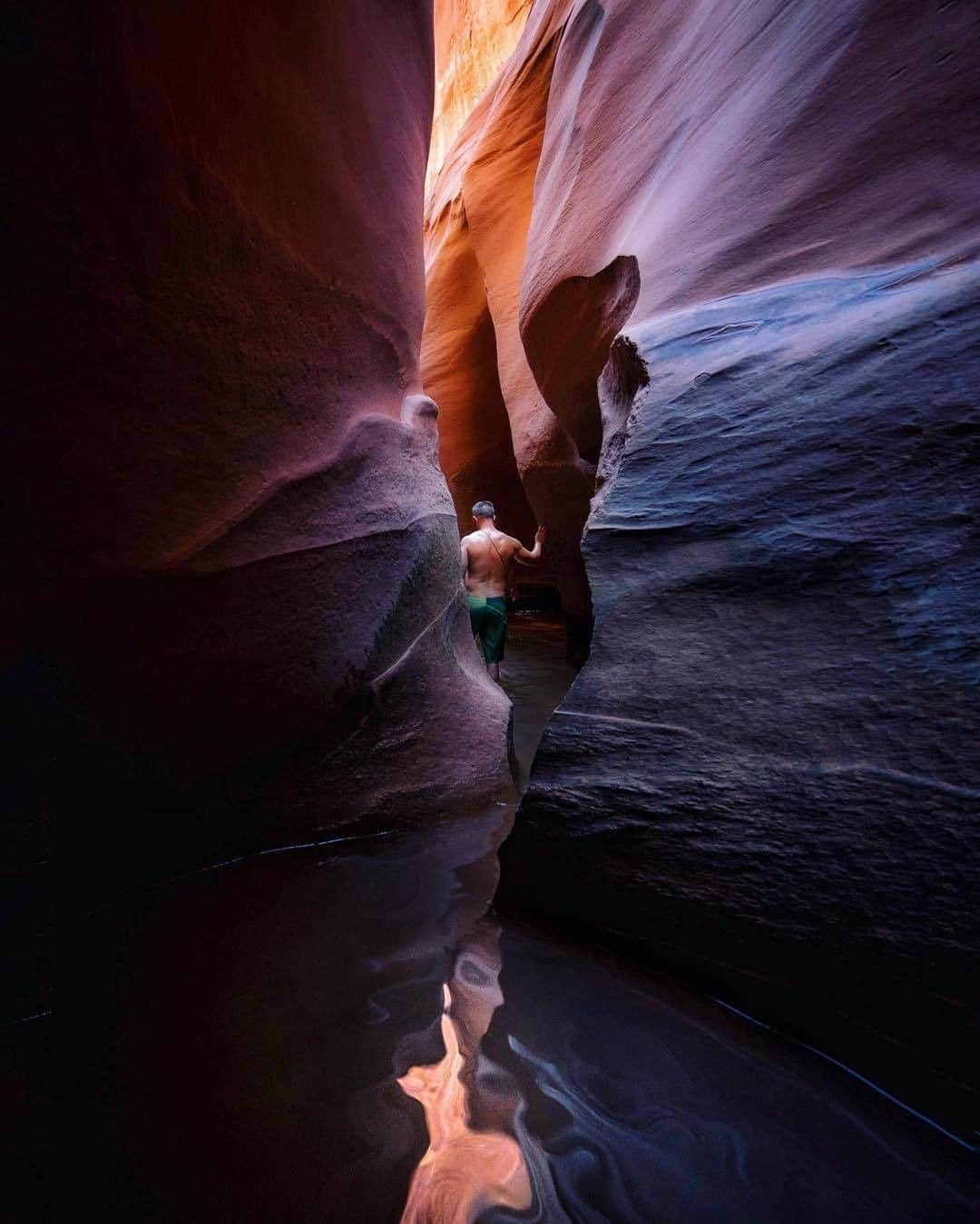 Discover Earthさんのインスタグラム写真 - (Discover EarthInstagram)「🇺🇸 #discoverusa  with @everchanginghorizon : ''The canyons of Lake Powell... When people ask me what my favorite place is, this always comes to mind. So many cliffs to jump, and canyons to check out. I’ve been a few times, and the water level always changes. Right now, this section is probably either swimmable, or dry.''」7月3日 21時01分 - discoverearth