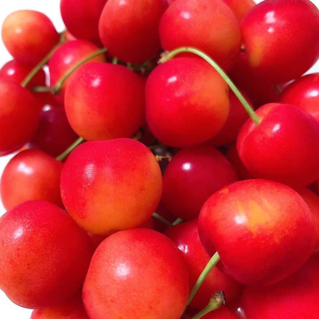 栗田萌のインスタグラム：「さくらんぼ🍒🍒 フルーツから始まる一日🥭🍌🍓🍉🍍 #さくらんぼ が美味しい季節ですね☺️💕」