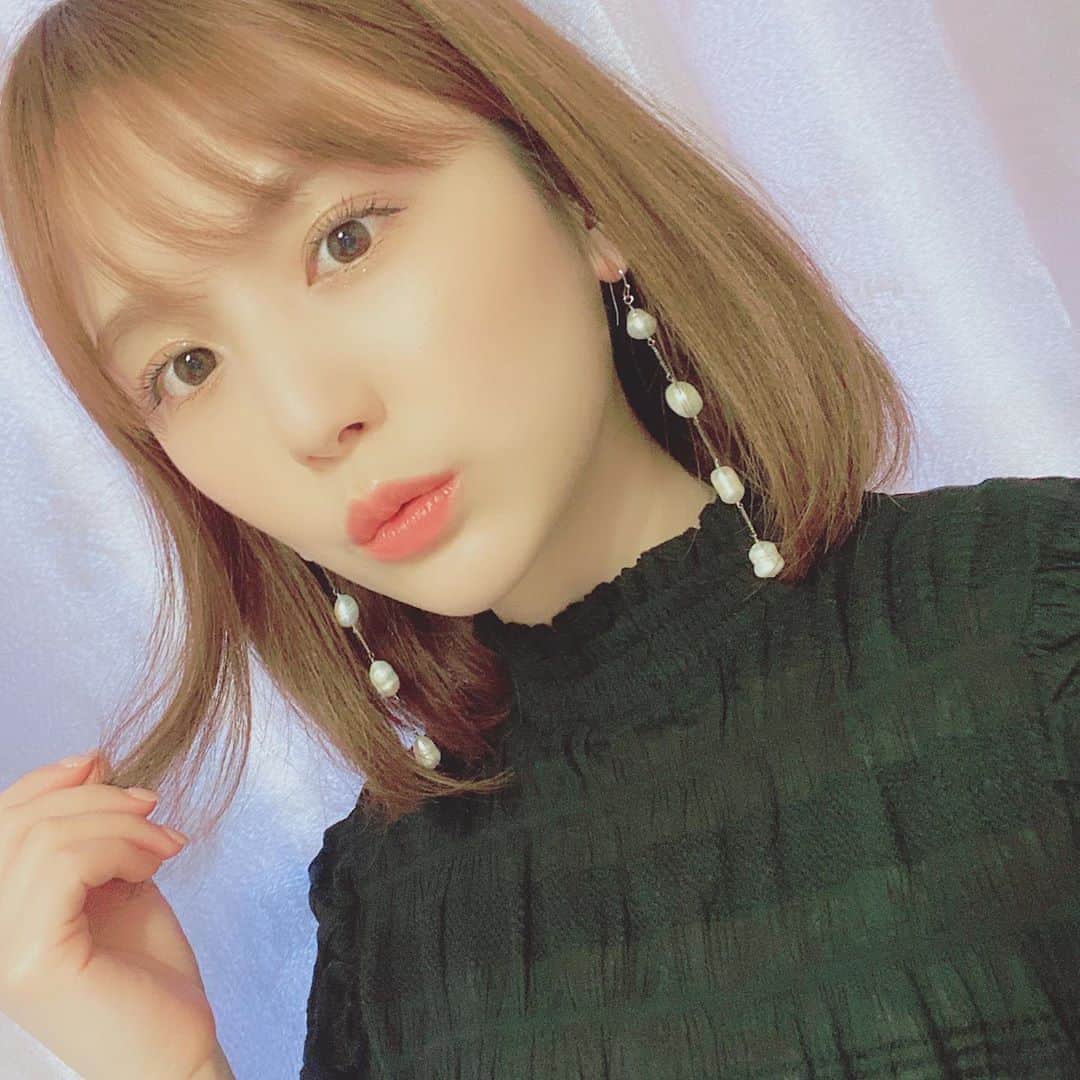 ひよんのインスタグラム：「🌻✨👀💓 ㅤㅤㅤㅤㅤㅤㅤㅤㅤㅤㅤㅤㅤ 夏の大人メイクしてみた💄❤️ ひよん流だけど😂 やっぱり夏は少し華やかにしたいから、 目元のラメを主役にしてみたよ😍 ㅤㅤㅤㅤㅤㅤㅤㅤㅤㅤㅤㅤㅤ 使ったキラキラシャドウは、 イニスフリーのマイグロウ スパークル1をアイホール全体に、 マイグロウ ダイヤ3を目頭の涙袋に塗って 落ち着いてるけど華やかなメイクにしてみたけど、 どうかな🤭💜  色味が落ち着いてるからやりすぎ感ないけど、 ラメ感が繊細で華やかだから顔もパッと明るくなる✨✨ ㅤㅤㅤㅤㅤㅤㅤㅤㅤㅤㅤㅤㅤ ひよんはラベンダー色のマイパレットで 自分だけのパレットを作ったのだけど、 ぜーんぶ万能に使える色味ばっかりで これからのスタメンシャドウになりそう😆❤️ 自分で組み合わせられるのがとっても素晴らしい💄💓 ㅤㅤㅤㅤㅤㅤㅤㅤㅤㅤㅤㅤㅤ #innisfreejapan #innisfree #eyeshadow #cosmetics #koreangirl #pr #이니스프리 #아이섀도우 #희영 #イニスフリー #ひよん #マイグロウコレクション #マイグロウダイヤ　#マイグロウスパークル」
