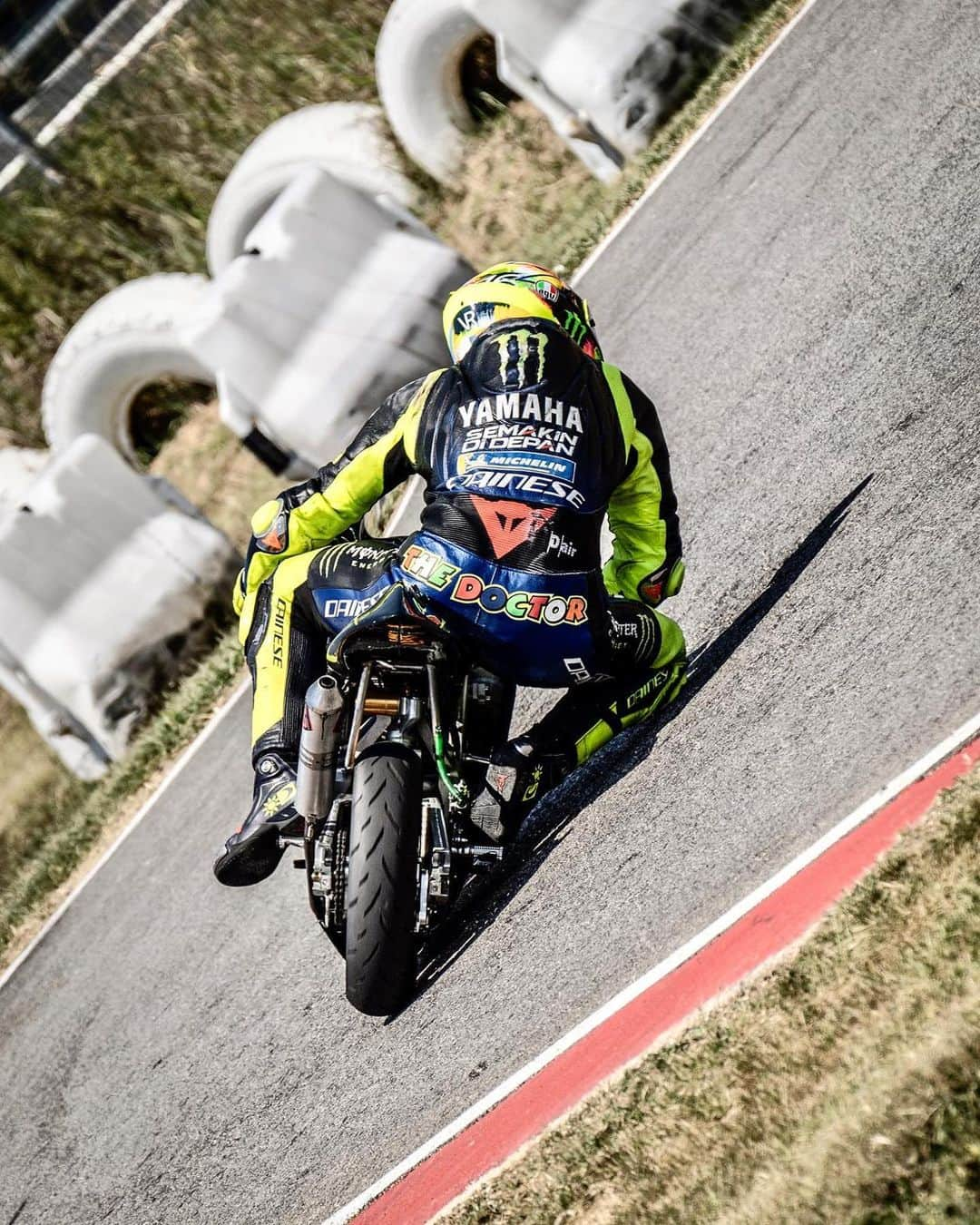 バレンティーノ・ロッシさんのインスタグラム写真 - (バレンティーノ・ロッシInstagram)「Size matters Training at the @jeeperskartcattolica with the @vr46ridersacademyofficial  📸 @camilss」7月3日 20時53分 - valeyellow46