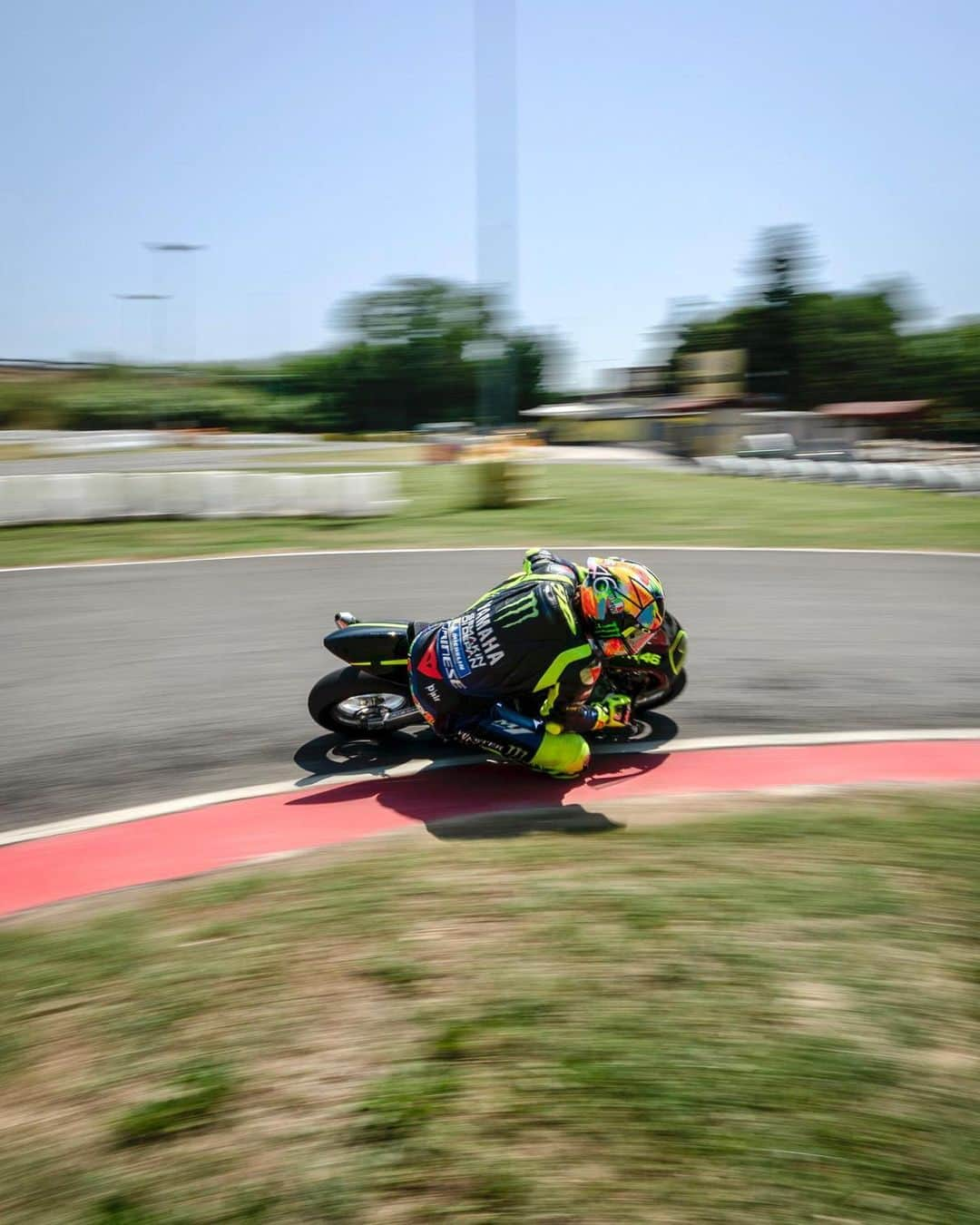 バレンティーノ・ロッシさんのインスタグラム写真 - (バレンティーノ・ロッシInstagram)「Size matters Training at the @jeeperskartcattolica with the @vr46ridersacademyofficial  📸 @camilss」7月3日 20時53分 - valeyellow46