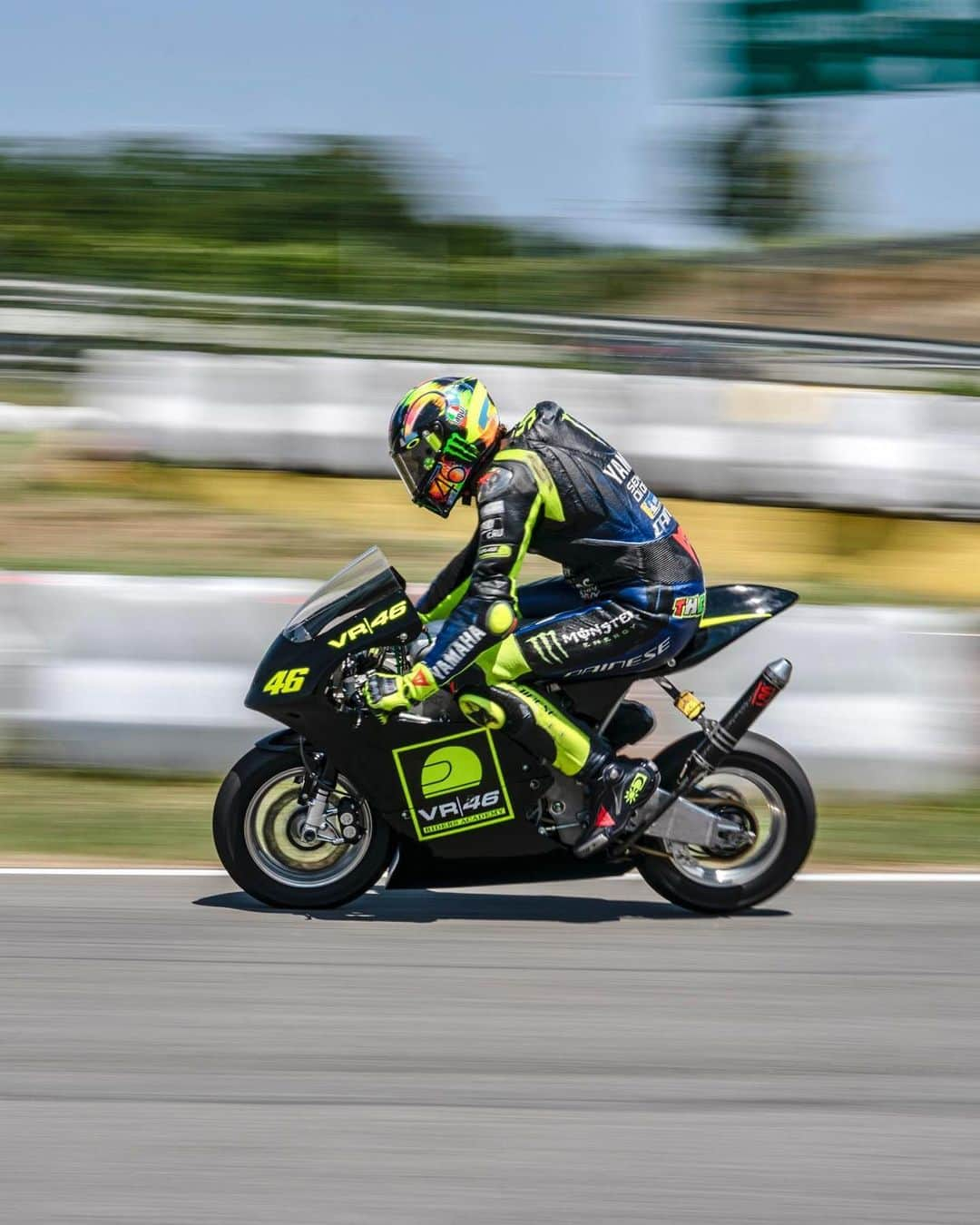 バレンティーノ・ロッシさんのインスタグラム写真 - (バレンティーノ・ロッシInstagram)「Size matters Training at the @jeeperskartcattolica with the @vr46ridersacademyofficial  📸 @camilss」7月3日 20時53分 - valeyellow46