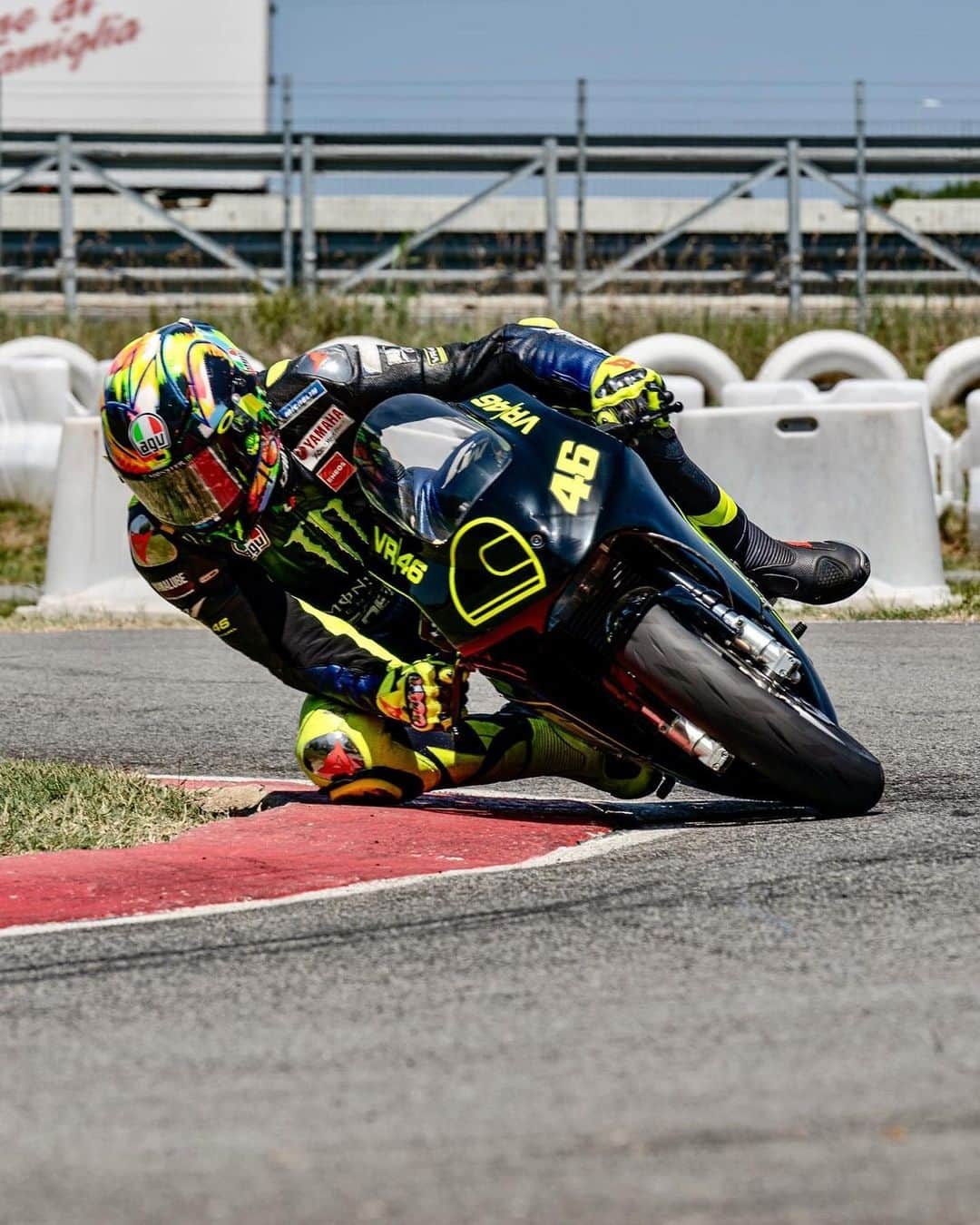 バレンティーノ・ロッシさんのインスタグラム写真 - (バレンティーノ・ロッシInstagram)「Size matters Training at the @jeeperskartcattolica with the @vr46ridersacademyofficial  📸 @camilss」7月3日 20時53分 - valeyellow46