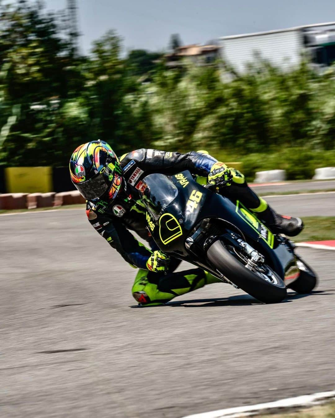 バレンティーノ・ロッシさんのインスタグラム写真 - (バレンティーノ・ロッシInstagram)「Size matters Training at the @jeeperskartcattolica with the @vr46ridersacademyofficial  📸 @camilss」7月3日 20時53分 - valeyellow46