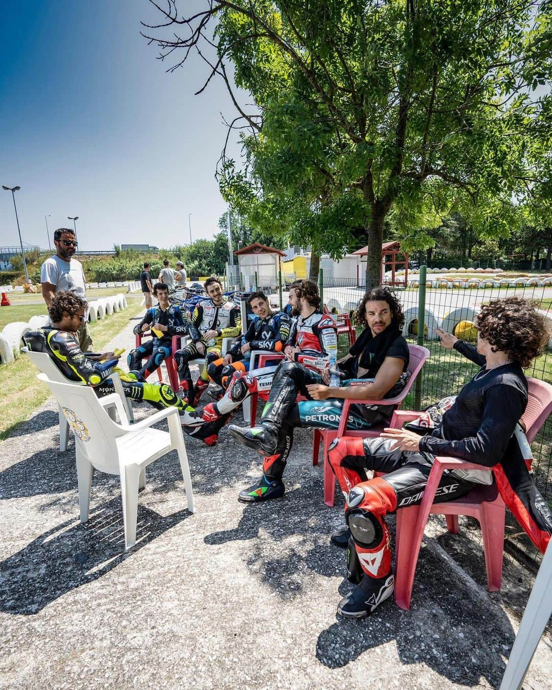 バレンティーノ・ロッシさんのインスタグラム写真 - (バレンティーノ・ロッシInstagram)「Size matters Training at the @jeeperskartcattolica with the @vr46ridersacademyofficial  📸 @camilss」7月3日 20時53分 - valeyellow46