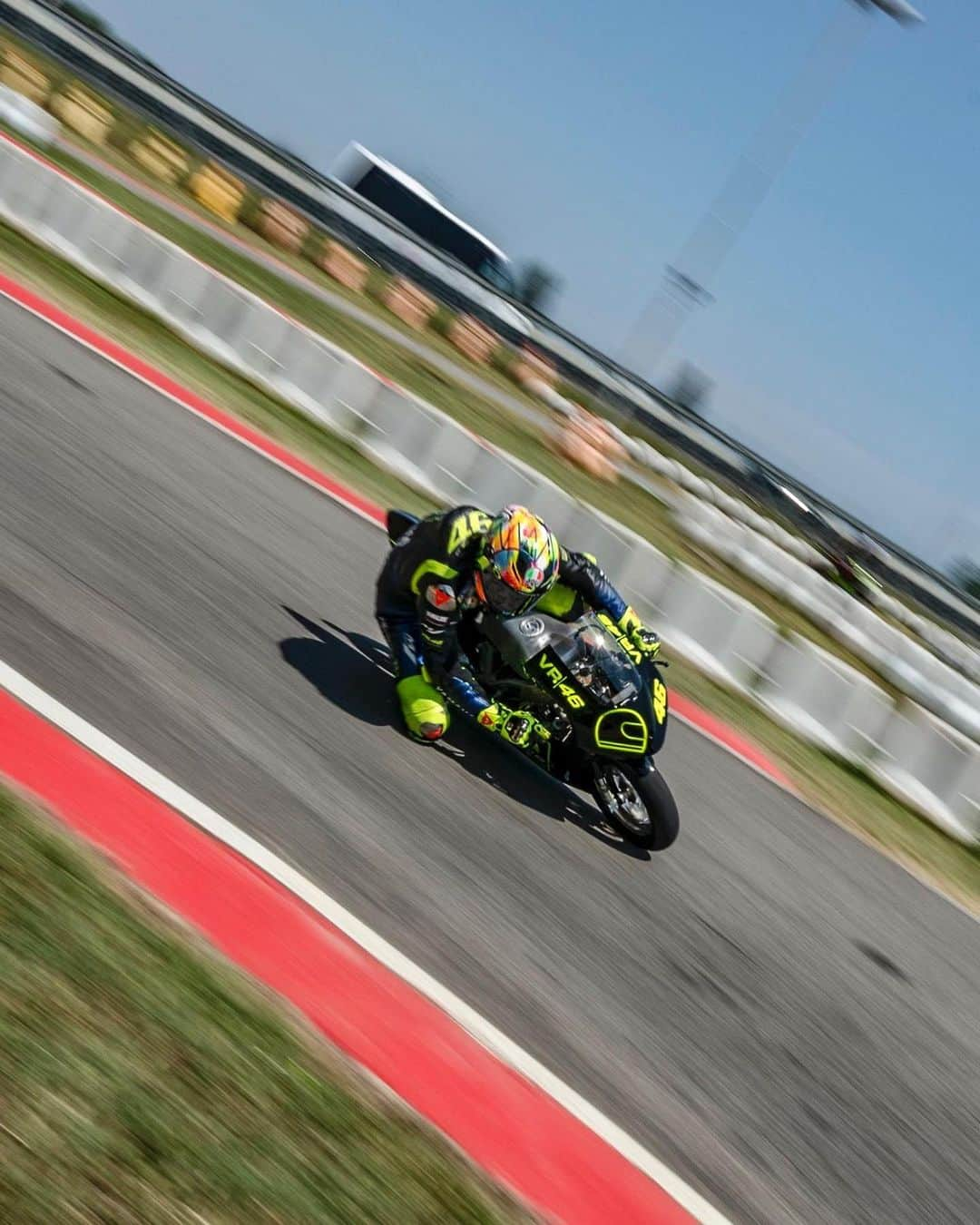 バレンティーノ・ロッシさんのインスタグラム写真 - (バレンティーノ・ロッシInstagram)「Size matters Training at the @jeeperskartcattolica with the @vr46ridersacademyofficial  📸 @camilss」7月3日 20時53分 - valeyellow46