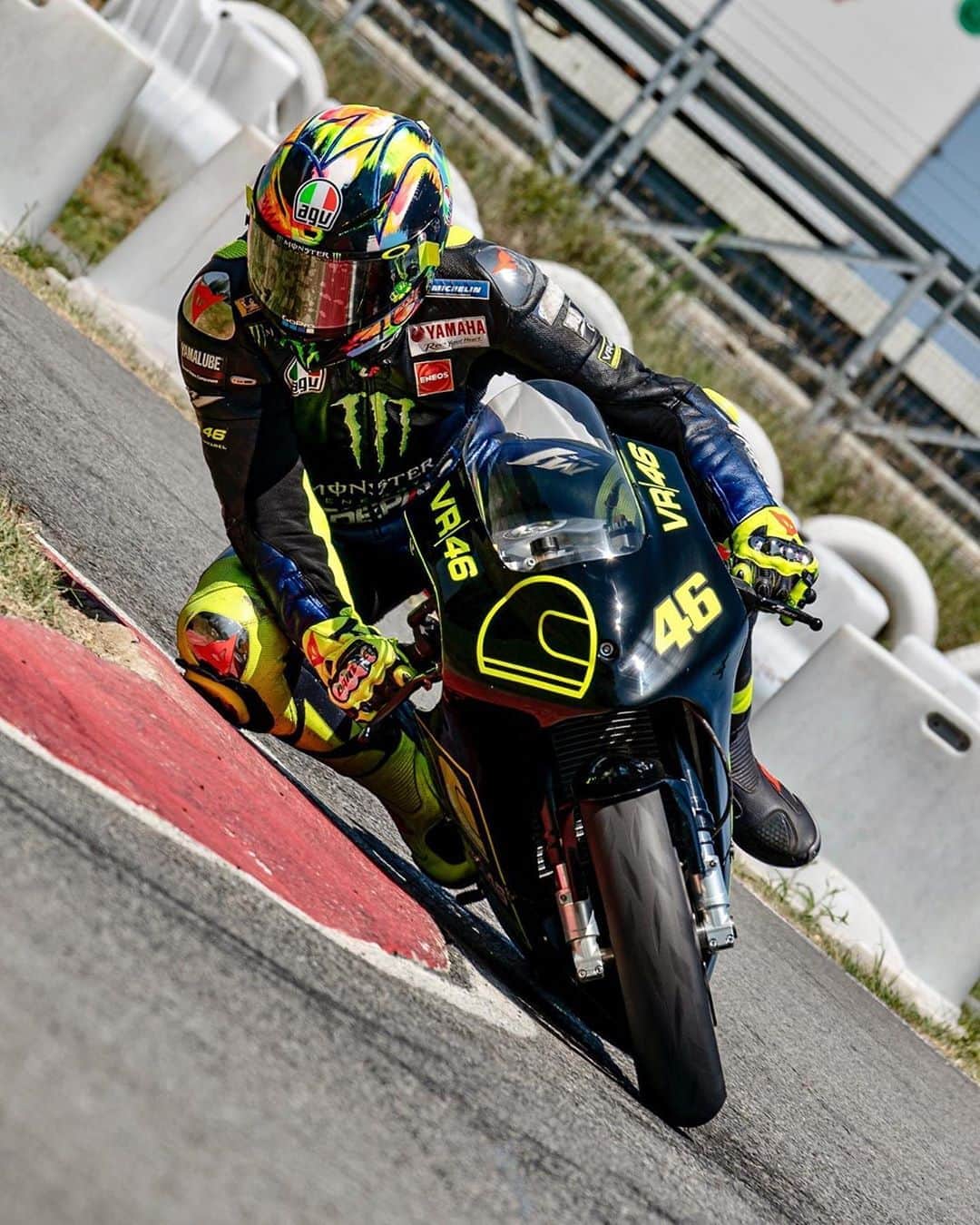 バレンティーノ・ロッシのインスタグラム：「Size matters Training at the @jeeperskartcattolica with the @vr46ridersacademyofficial  📸 @camilss」