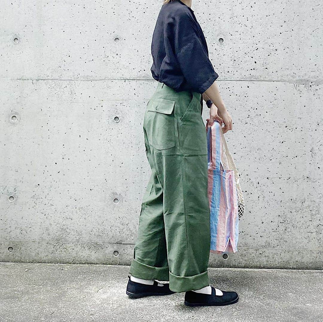 ryokoさんのインスタグラム写真 - (ryokoInstagram)「▪︎ . 古着のファティーグパンツ 大きいサイズのウエストを詰めて どタイプなシルエットになりました◯ . . . top #harvesty bottoms #vintage #military  shoes #moonstarshoes  bag #muji #hay」7月3日 20時54分 - ryo___ka