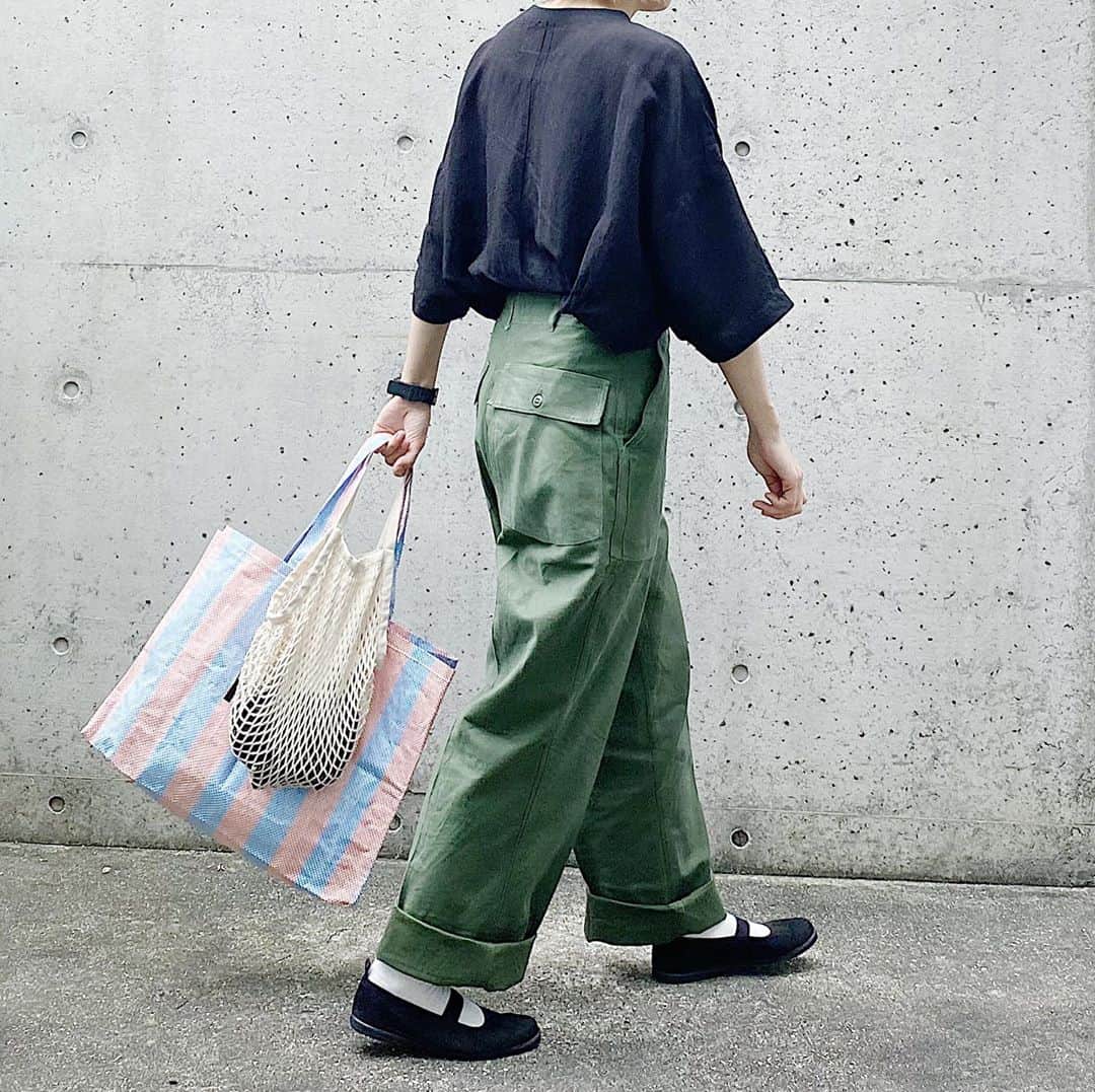 ryokoさんのインスタグラム写真 - (ryokoInstagram)「▪︎ . 古着のファティーグパンツ 大きいサイズのウエストを詰めて どタイプなシルエットになりました◯ . . . top #harvesty bottoms #vintage #military  shoes #moonstarshoes  bag #muji #hay」7月3日 20時54分 - ryo___ka