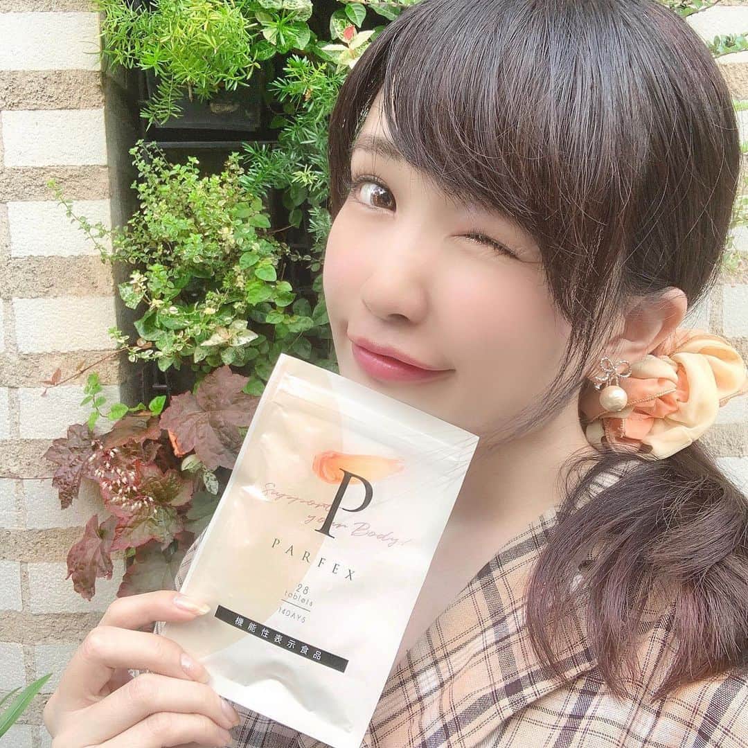 のインスタグラム：「🌼🌼﻿ ﻿ 今月も浴衣やウェディングドレスはじめ﻿ 静止画や動画のいろんな撮影やら、﻿ おでかけやら…予定盛りだくさん❣️🌻﻿ ﻿ 食べすぎたり運動不足だったりで﻿ お腹が重くなってるこのコロナ太りを﻿ 解消しなければ…！ってことで、﻿ パルフェックスを飲み始めました♬﻿ @parfex_official﻿ ﻿ お腹の脂肪やウエスト周囲を減らすのを﻿ 助ける機能があることが報告されてる﻿ 葛の花由来イソフラボンが配合されてるから﻿ 期待大✨😍﻿ ﻿ お腹周り重点的にアプローチしてくれるの﻿ 嬉しい！！⋆⸜(* ॑꒳ ॑* )⸝﻿ ﻿ 食物繊維や乳酸菌、エラスチンやプラセンタなど﻿ 美容や健康をサポートしてくれる成分も﻿ たっぷり配合されてるのも﻿ これを選んだポイント💕👍﻿ ﻿ ﻿ #パルフェックス#サプリ#ダイエット#ボディケア#diet#pr#bodycare#parfex」