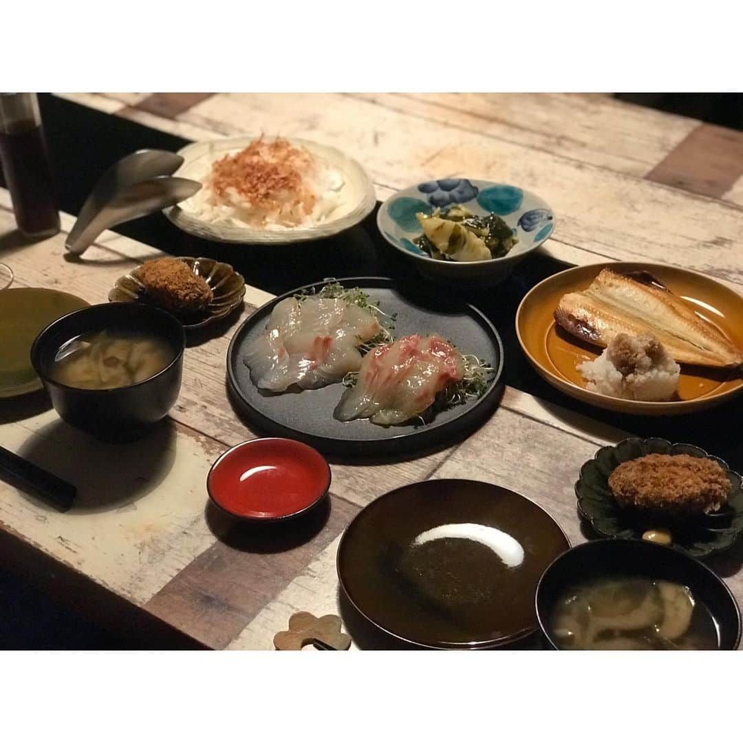 佐倉真衣さんのインスタグラム写真 - (佐倉真衣Instagram)「いつかの夜ごはん🌝 . ＊鯛のお刺身2種(柚子胡椒・即席昆布締め) ＊焼きほっけ ＊オニオンスライス ＊若竹煮 ＊前日の残りのメンチカツ ＊なすと新玉ねぎのお味噌汁 . 即席昆布締めは厚岸の《おにこんぶだし》にちょろっと漬けておくだけで簡単にできちゃう💕 このお出汁すっごく美味しいからおすすめ🥺 . #food #instafood #dinner #cooking #auroko #エーウロコ #おにこんぶだし #厚岸 #おうちごはん #まいご飯」7月3日 20時55分 - maitanaka20