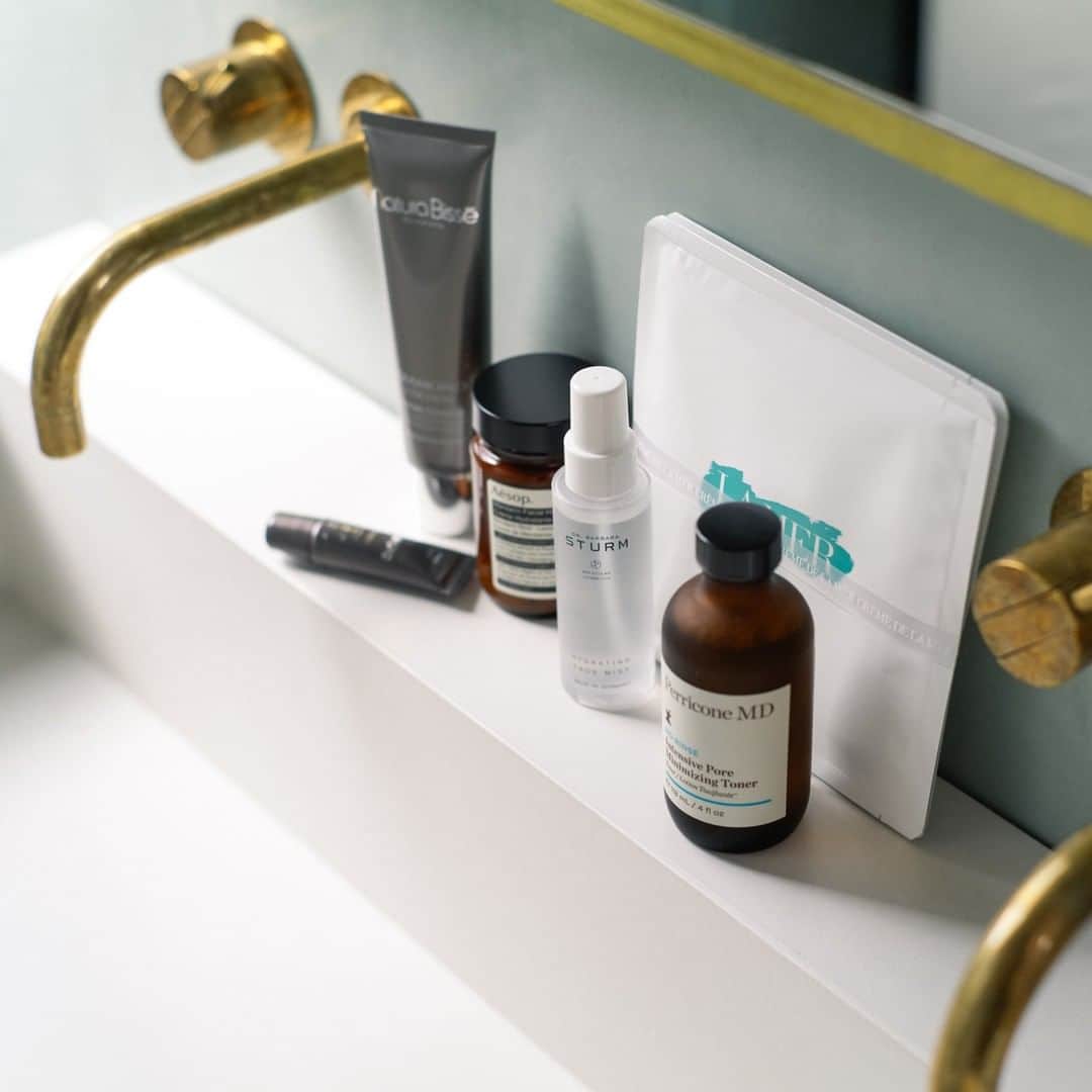 MR PORTERのインスタグラム：「Do you have a burning grooming question for the MR PORTER team? Whether you are trying (and struggling) to establish a skincare routine, want to know the best shampoo for your hair type or want to know what's going on with men's make-up (yes, it's a thing) then let us know in the comments. We'd love to help you demystify the grooming world with the help of some of the industries best-known experts.  So, what are you waiting for? Let us know what you want to see 👇🧖‍♂️ #AskMRPORTER」