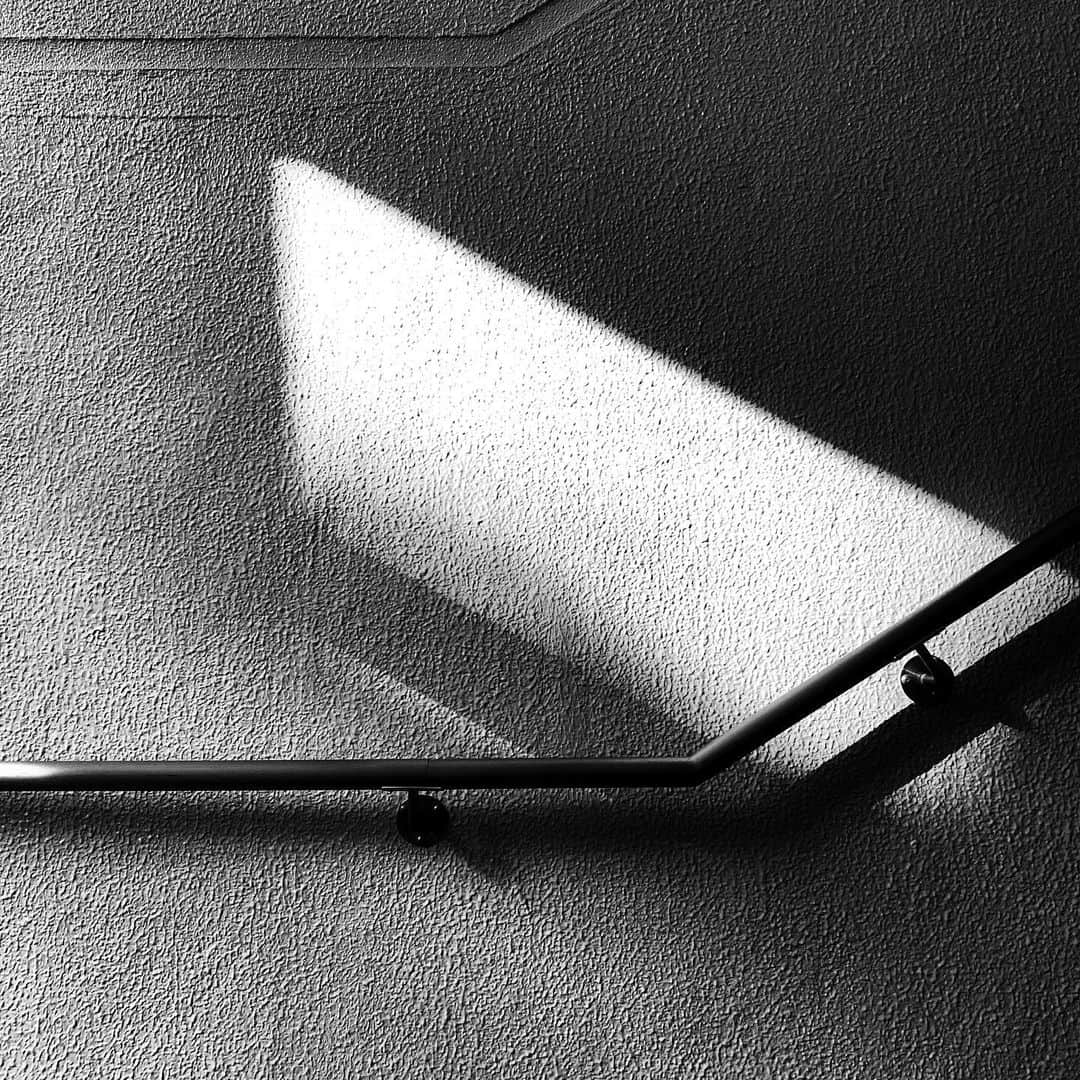 naotakeのインスタグラム：「手すり - A handrail / iPhone XR & Snapseed, 20200704 . . よく働いた。 . . #spicollective #royalsnappingartists #infamous_family #rsa_main #infinity_photo_cult #2_fineart #jp_gallery_member #jp_gallery_bnw #trb_bnw #wp_bnw  #bnw_life #bnwlife_member #bnw_life_shots #bnw_captures #world_bnw #top_bnw #team_jp_ #team_jp_モノクロ #ig_energy_bw #ig_nihon #streetphotographybnw #igersjp #blackandwhite #bnw #bnwphoto #monochrome #bw #bnwphotography #ShotOniPhone #shotoniphoneXR」