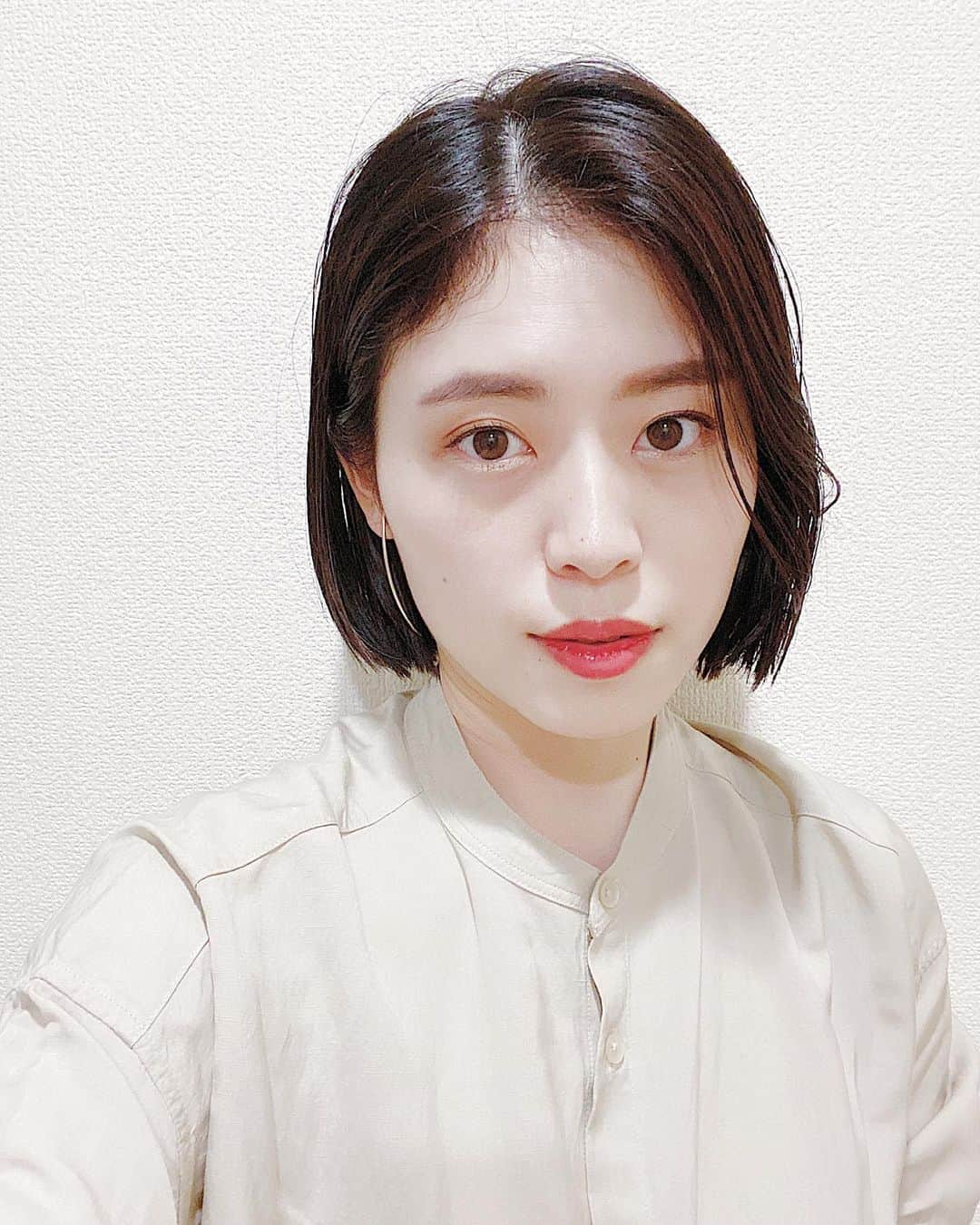 AYUMI SEKO 瀬古あゆみのインスタグラム：「マスク生活になってから、リップは100%ティントに。 マスクについたリップって、なんか萎えるから😂 あとファンデーションも最近塗ってないなぁ…日焼け止め下地だけに。 きっとこれから、いろんなコスメブランドさんは益々リップティントと下地を販売して「マスクにつかない！」を売りにするんだろうなぁ😂既に、マスクにつかないリップランキングとかもあるもんね。 なんかコスメ更新したいけど…わざわざ更新するほどもメイクしないしなぁ〜な日々😂 なんだこの独り言って感じだけど、皆さまのコスメ事情はどうなんだろう🤔 . #selfie #セルフィー #セルフィー女子 #自撮り #自撮り女子 #男の子ママ #男の子ママと繋がりたい #息子ラブ #新米ママ #新米ママと繋がりたい #新米ママさんと繋がりたい #ママメイク #ママコスメ #ママ美容 #時短メイク #マスクメイク #mamagirl #0歳児ママ」