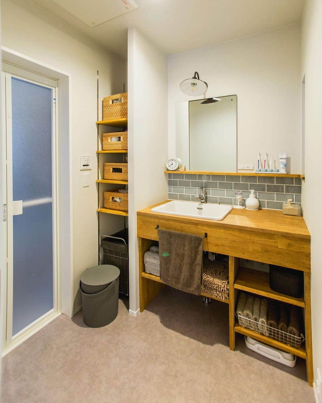 ルポハウス一級建築士事務所さんのインスタグラム写真 - (ルポハウス一級建築士事務所Instagram)「・ ・ ・ 光沢感のあるグレータイルと木目がマッチした洗面台。 ・ お気に入りの収納グッズに合うように造った、サイズぴったりの造作洗面台。 家族みんなが使いやすく、整えられた美しい空間です。 ・ ・ ・ 𓐌𓐌𓐌𓐌𓐌𓐌𓐌𓐌𓐌𓐌𓐌𓐌𓐌𓐌𓐌𓐌𓐌𓐌  ルポハウスの施工事例はこちらまで☞ @reposhouse  𓐌𓐌𓐌𓐌𓐌𓐌𓐌𓐌𓐌𓐌𓐌𓐌𓐌𓐌𓐌𓐌𓐌𓐌 #ルポハウス は#ちょっとかっこいい家 を"友人のために" という思いでつくっています。 一生に一度の#マイホーム。 「あなたにしかできない」×「ルポハウスだからできる」で、 私たちだけの#家づくり を思いっきり楽しんでみませんか？！ ・ ・ ・ #住宅 #注文住宅 #新築一戸建て #デザイナーズ住宅  #一級建築士事務所 #設計事務所  #滋賀県大津市 #滋賀県草津市 #滋賀県栗東市  #滋賀県近江八幡市 #造作洗面台 #平田タイルジェネシス #gns613z #lレクタングル #イブキクラフト #深型シンク」7月3日 21時02分 - reposhouse