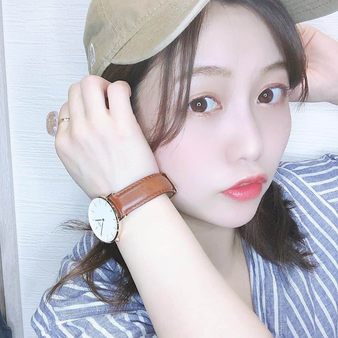 弘松菜摘のインスタグラム：「今週も1週間やりきったね〜🥺✨﻿ 皆さんもお仕事も学校もお疲れ様です！﻿ ﻿ 今週1週間は毎日22時に寝落ちして﻿ ほぼ小学生みたいな1週間だったけど﻿ みんなはどんな1週間だった？？😊﻿ ﻿ ﻿ そして最近は時計をゲットして﻿ 大人な気分〜☺️﻿ でも腕時計になれてなさすぎて﻿ ぱっと見、何時かわからないのに困ってる😰笑﻿ ﻿ でもデザインが﻿かわいいー！﻿ バングルも華奢にみせてくれる🙆‍♀️﻿ ﻿ ﻿ @DanielWellington さんからの﻿ サマーキャンペーンの紹介🐷🌈﻿ ﻿ ﻿ ﻿ ★15％OFFクーポンコード：【choroo】2020/ 8/ 31まで有効、DW公式直営店舗とWEBショップにて使用可能﻿ ★腕時計とアクセサリーまたはストラップの購入で20%OFF（５月の最新作も対象）﻿ ★15%OFFクーポンコードも併用可能﻿ ﻿ ﻿ ﻿ ﻿ ﻿ -----﻿ ﻿ ﻿ ﻿ #ダニエルウェリントン #dwサマー #被写体 #japanesegirl #サロモ #ポートレートモデル #手元倶楽部 #時計 #pr #コラボベース #被写体モデル  #フォロワー募集中 #フォローミー #いいね待ってます #撮影依頼受付募集 #作品撮り #followme  #kawaii #idol #萌」