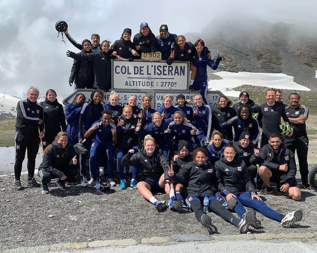 熊谷紗希さんのインスタグラム写真 - (熊谷紗希Instagram)「Je suis fière de vous🤜🏻🤛🏻 Bravo la team @ol 🔴🔵👏🏻 11kmの山道をひたすら自転車で登ります🚴‍♂️🚴‍♀️ 頂上の標高は、2770m🗻 写真はこんなに笑ってるけど、道中は一度も笑えなかった😂 その様子はストーリーでご覧くださいませ🥴」7月3日 21時06分 - kumagai1017