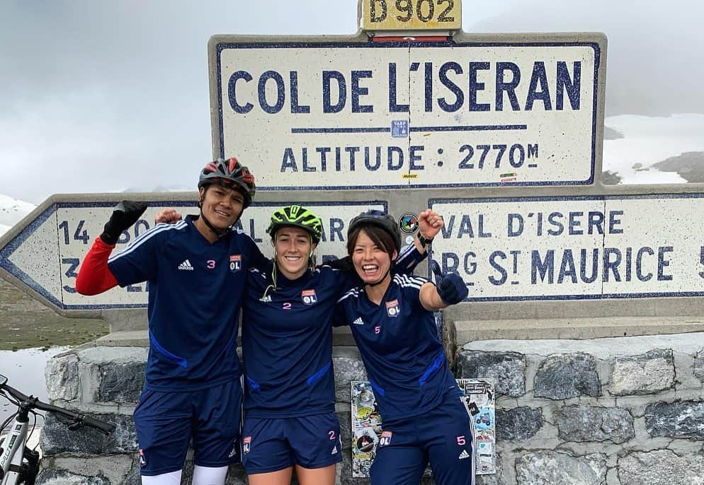 熊谷紗希さんのインスタグラム写真 - (熊谷紗希Instagram)「Je suis fière de vous🤜🏻🤛🏻 Bravo la team @ol 🔴🔵👏🏻 11kmの山道をひたすら自転車で登ります🚴‍♂️🚴‍♀️ 頂上の標高は、2770m🗻 写真はこんなに笑ってるけど、道中は一度も笑えなかった😂 その様子はストーリーでご覧くださいませ🥴」7月3日 21時06分 - kumagai1017