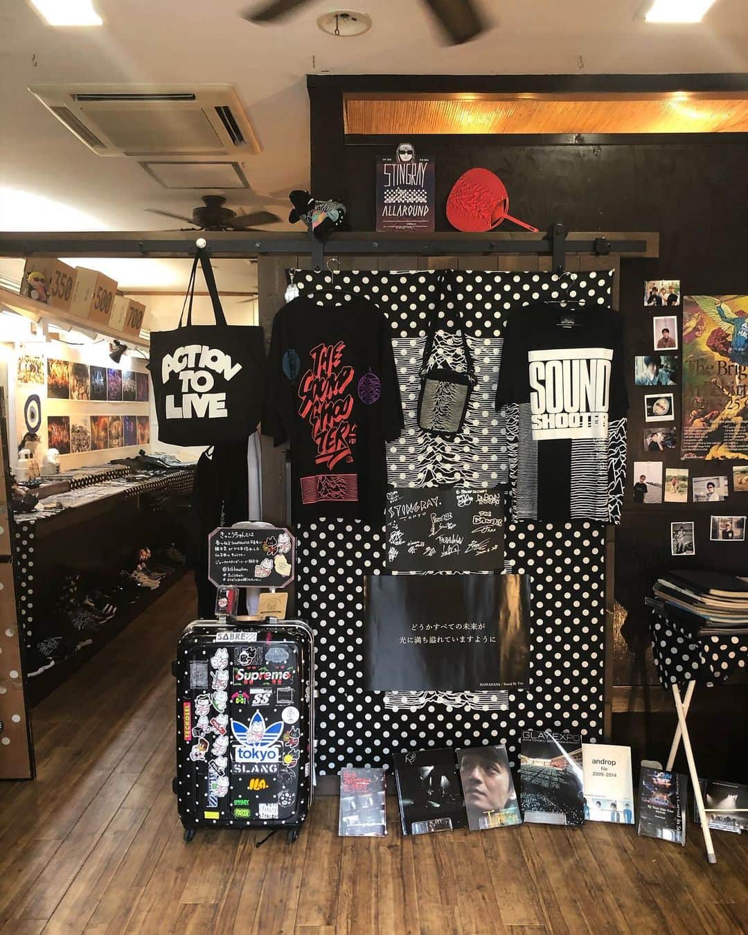 橋本塁さんのインスタグラム写真 - (橋本塁Instagram)「【サウシュー写真展仙台4日目終了!】 ご来展ありがとうございました！明日も11-19時で1095間(青葉区本町2-5-20 青葉ビル１F)で皆さんのお越しをお待ちしております。マスク等諸々予防して来てください。僕は最終日まで居ます！差し入れ有り難うございました！ilaステンシルイベントは明日も！ #サウシュー #stingray #仙台　#ステンシル　#ila #守矢努  #oneokrock #ワンオクロック #ストレイテナー #NCIS #androp #thebawdies #thepillows #fomare #FBY #lowiq01 #thebackhorn #9mmparabellumbullet  #hawaiian6  #ren」7月3日 21時06分 - ruihashimoto