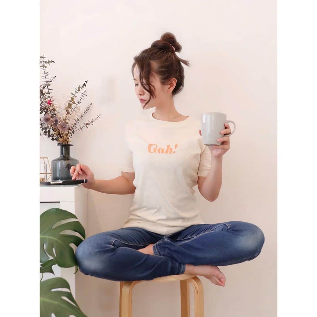 リナのインスタグラム：「週末〜❣️ . 家での作業が多い日は、 デニムにTシャツがお決まり⭐️ そして、髪はくるくるっとまとめる お団子ヘアー🎑 . コーヒー飲みながら、 スマホいじいじ…📶 . tops: @hash_buyers_market  bottoms:no brand . . . @hash_buyers_market では、 influencerがセレクトした お洋服を実際に購入できちゃうよ！ buyerとして、私がセレクトしたお洋服も アップしていくので、 気になる人はチェックしてね🌟 .................................................. #hashbuyersmarket #buyer #select #fashionbuyer #tshirt #coordinate #ootd  #coffeetime #おうちファッション #ラフコーデ #デニムコーデ #おうち時間」